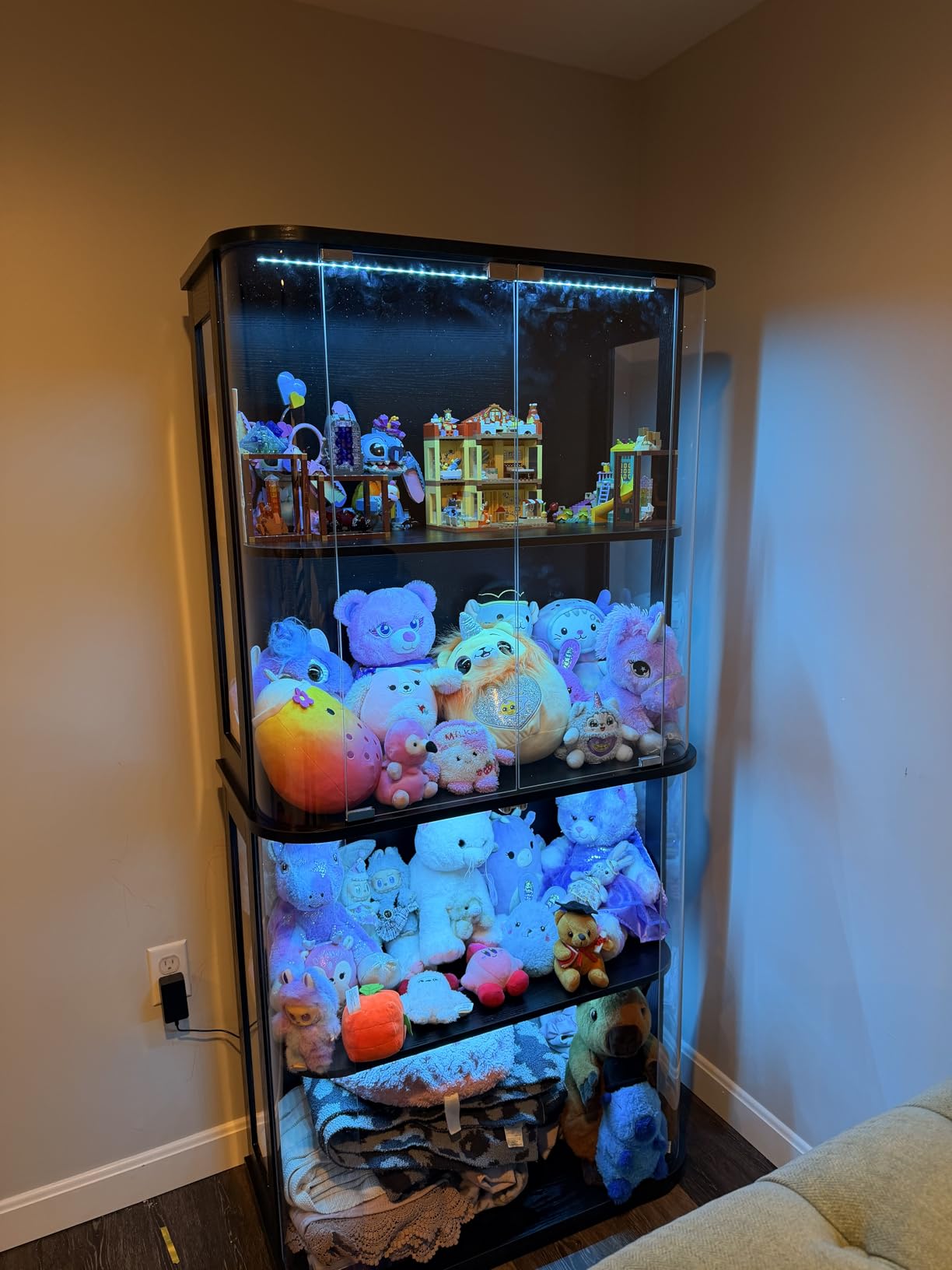 Rounded Display Cabinet with Glass Door, 4-Tier Curio Cabinet with Transparent Full-Display Surface for Collectibles, Glass Display Case with 3 Color Lights, Human Body Sensor, Black customer photo 1