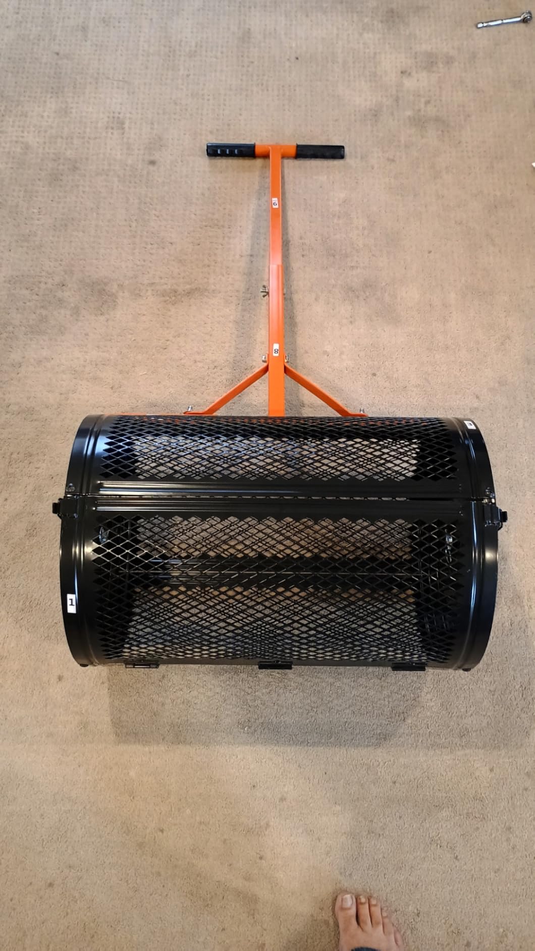 VEVOR Tow Behind Broadcast Spreader, 130LBS Capacity, Tow/Push Garden Spreader with 13 in Tires, 30 Adjustable Setting & 9.8 ft Spreading Width, Lawn Spreaders for Seed, Fertilizer, Salt, Ice Melt customer photo 1