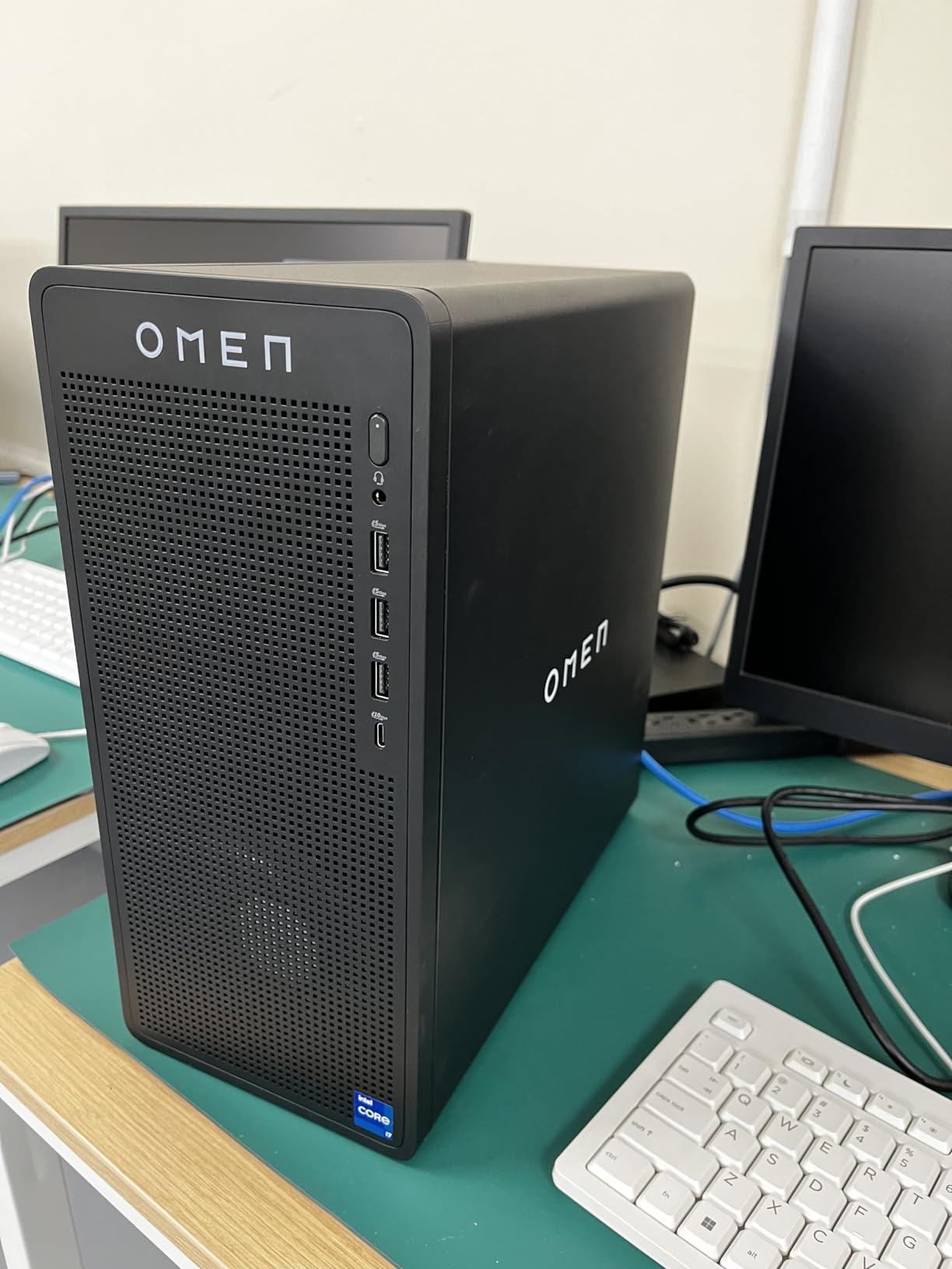 HP OMEN 16L TG03 RTX 5060 Ti Gaming Desktop, Intel Core i7-14700F, 32GB RAM, 1TB SSD, Wi-Fi 6, Workstation for 3D Rendering and Modeling customer photo 1