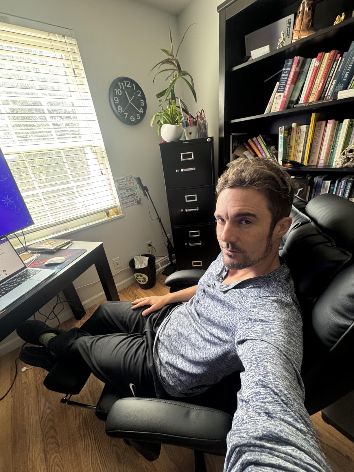 Massage Office Chair with Foot Rest, 6 Points Vibration & Heat Executive Office Chairs for Heavy People, 500LBS Big and Tall Office Chair, Ergonomic Reclining Desk Chair, Dual-Use Pillow, Black customer photo 1