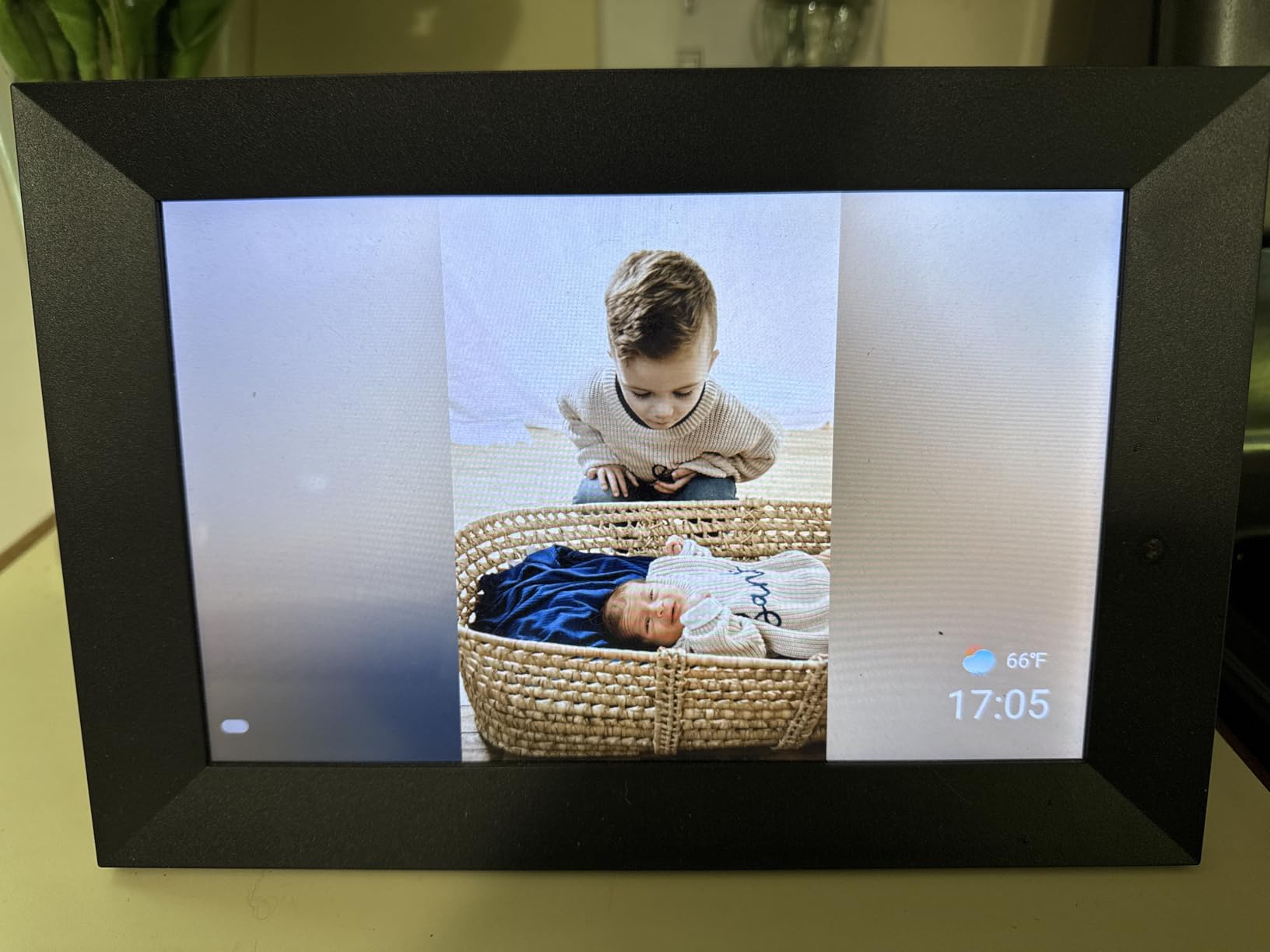 AEEZO Digital Picture Frame, 10.1 Inch Digital Photo Frame with 1280 * 800 HD IPS Touch Screen, Smart Digital Frame Built-in 32GB Memory, Auto-Rotate Easy Setup via AiMOR APP(Black) customer photo 2