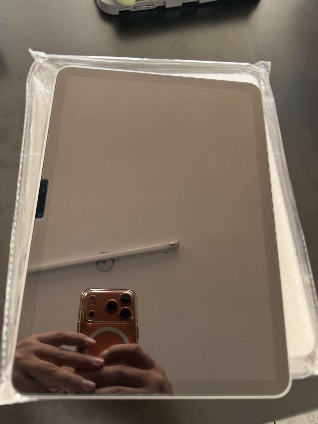 iPad Air 11-inch (M4): Liquid Retina Display, 256GB, 12MP Front/Back Camera, Wi-Fi 7 with Apple N1, Touch ID, All-Day Battery Life - Space Gray customer photo 2