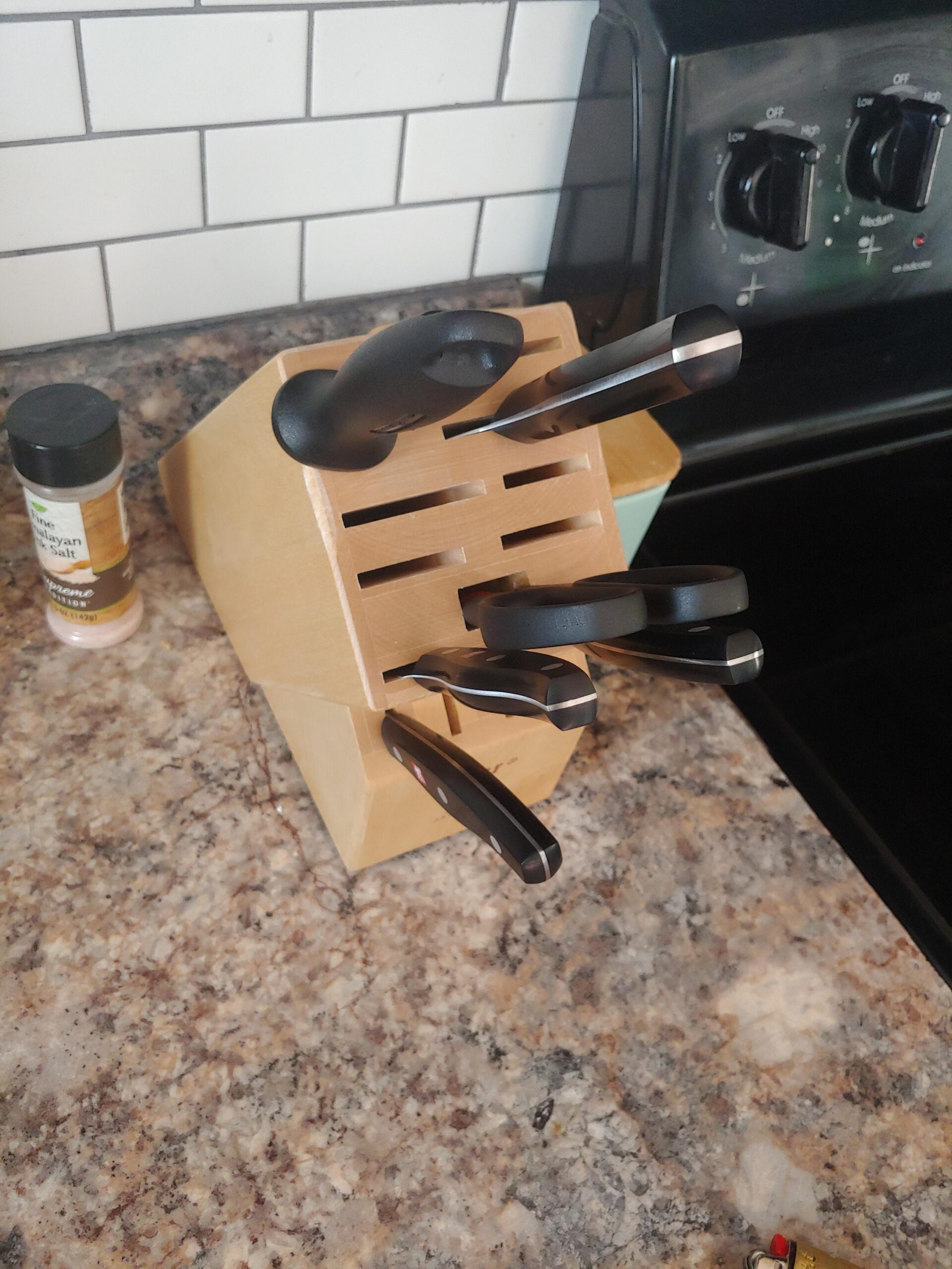 ZWILLING Twin Signature 7-Piece German Knife Set with Block, Razor-Sharp, Made in Company-Owned German Factory with Special Formula Steel perfected for almost 300 Years customer photo 1