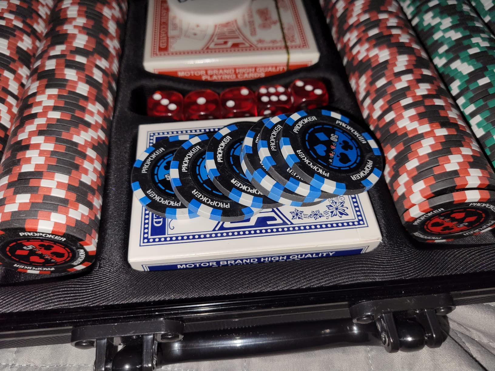 Versa Games Pro Poker Chips - Poker Set 13.5g 500 Piece Casino Clay Poker Chips with Denomination Numbers for Texas Hold'em - New Upgraded Poker Chip Case customer photo 1