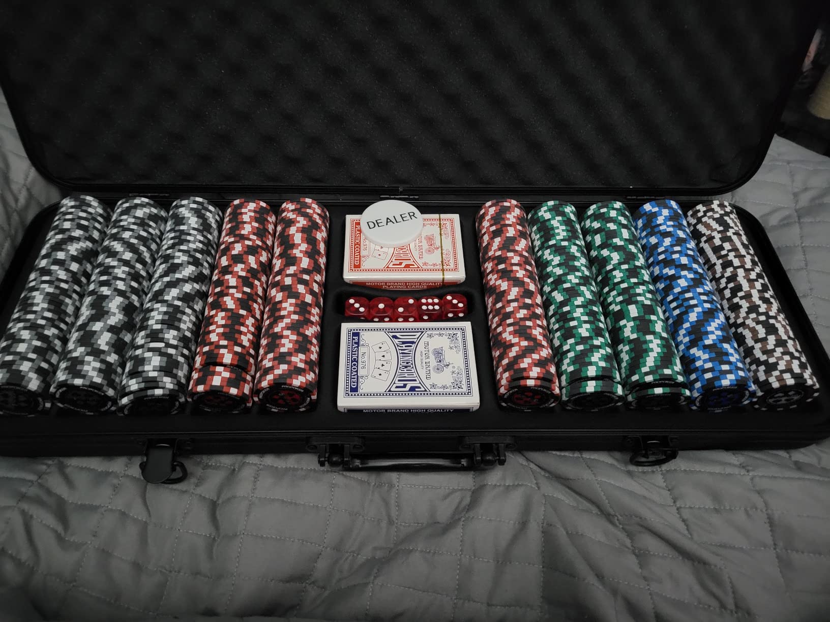 Versa Games Pro Poker Chips - Poker Set 13.5g 500 Piece Casino Clay Poker Chips with Denomination Numbers for Texas Hold'em - New Upgraded Poker Chip Case customer photo 2