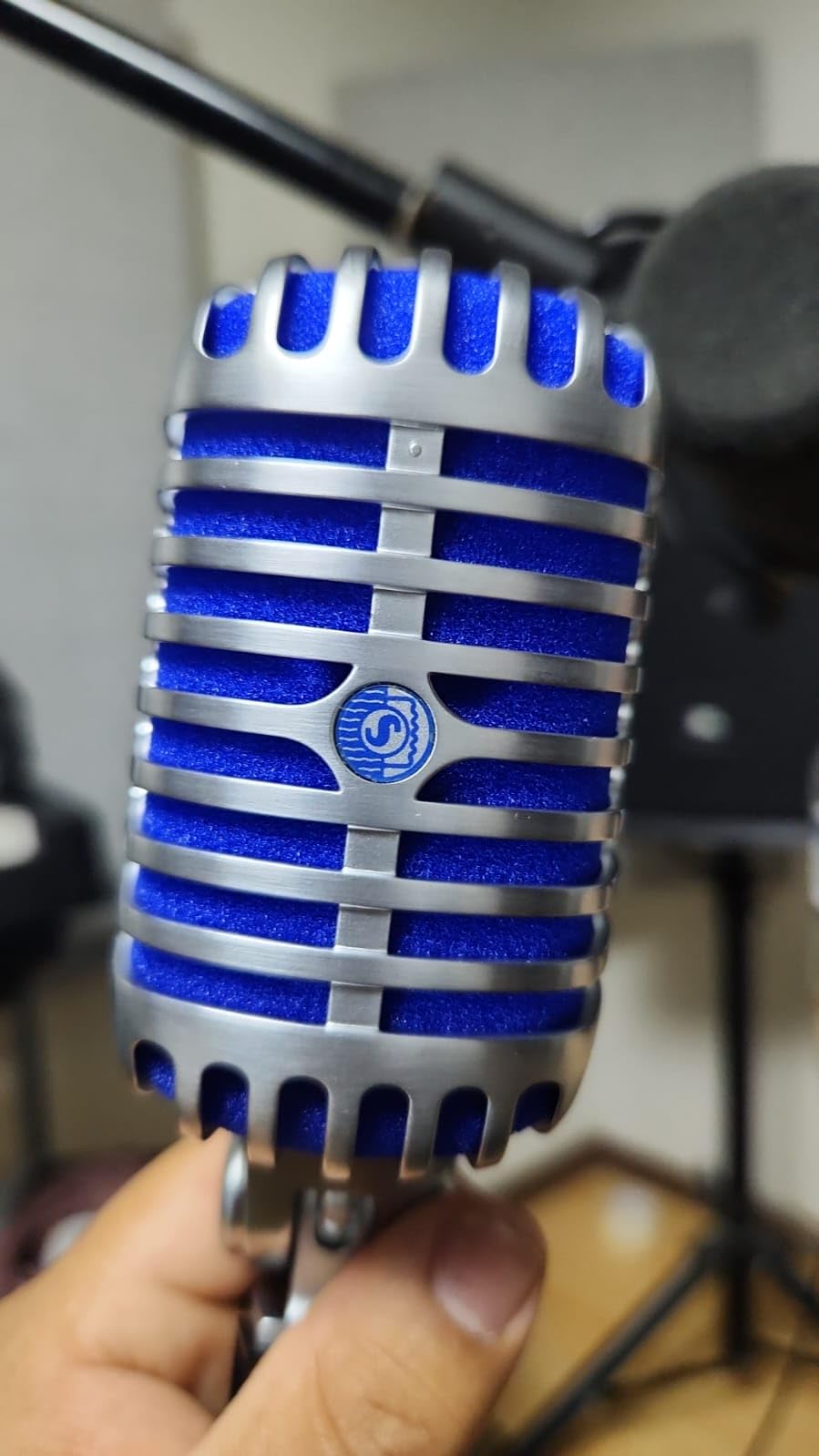 Shure Super 55 Deluxe XLR Vocal Microphone - Vintage-Style Supercardioid Dynamic Mic for Singing, Live Performance & Recording, Classic Sound, Durable Rugged Metal Housing customer photo 1