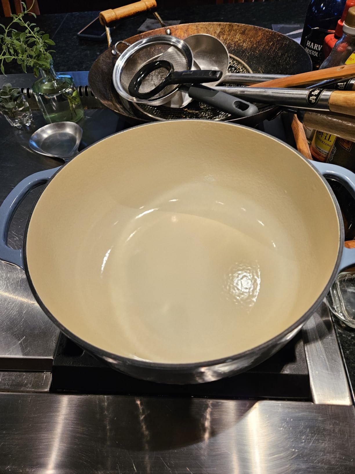 Lodge Essential Enamel Cast Iron Dutch Oven with Lid, 7.5 Quart, Island Spice Red customer photo 2