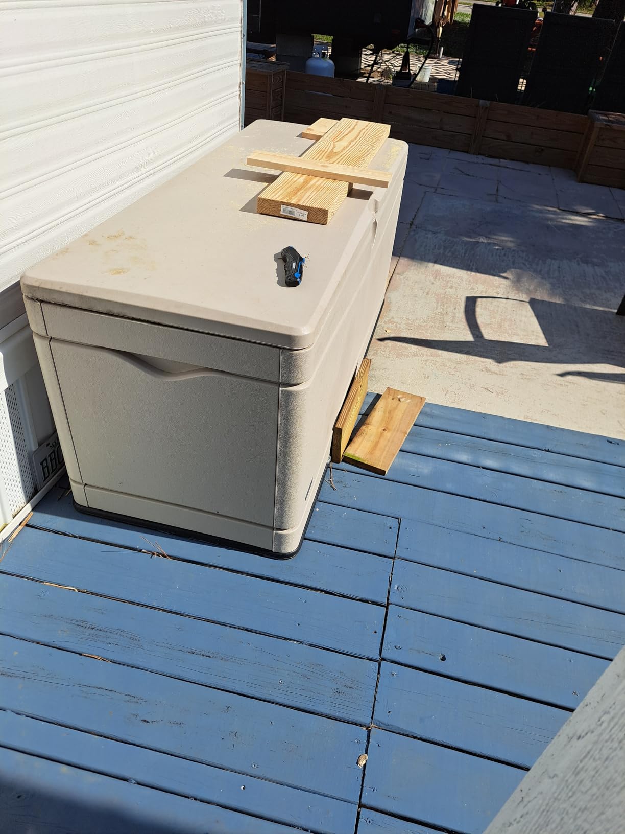 LIFETIME 60040 Deck Box, 130 Gallon, Desert Sand customer photo 2