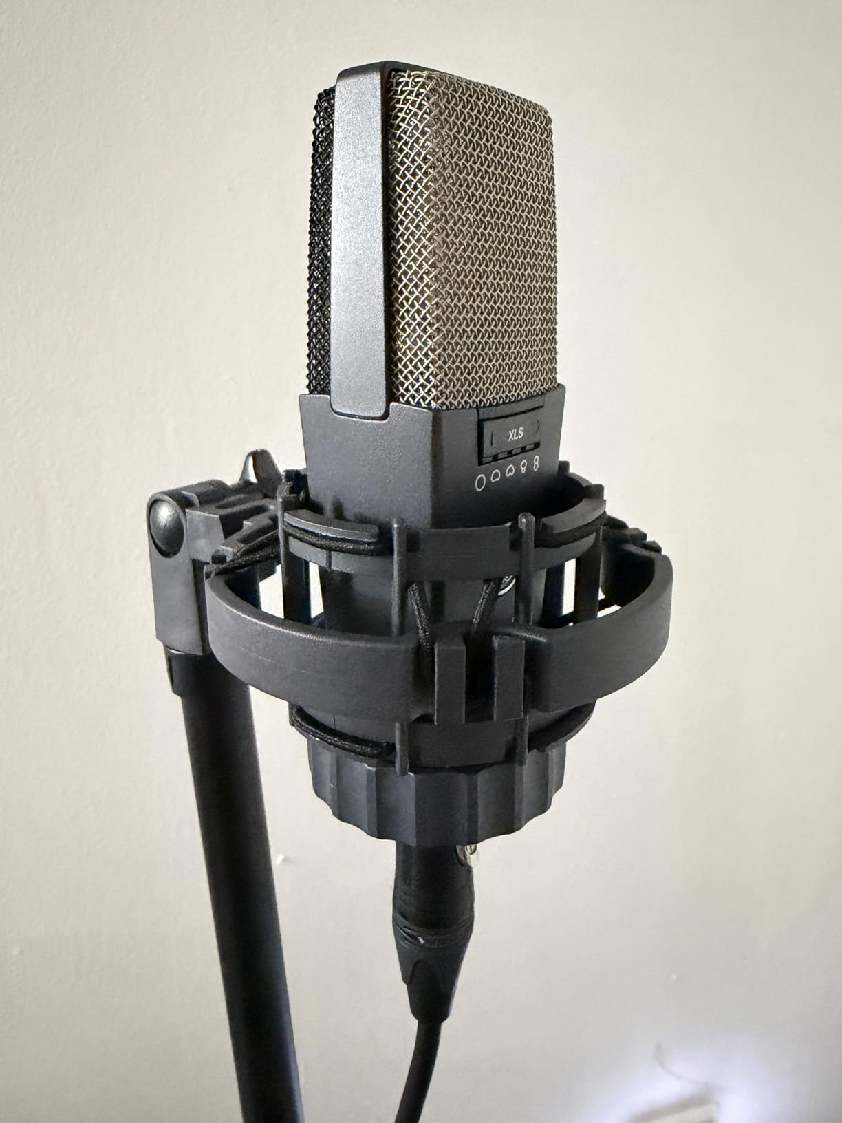 AKG Pro Audio C414 XLII Studio Grade Professional Large Diaphragm, Dual-Capsule, Vocal and Instrument Condenser Microphone with Rugged Aluminum Carrying Case. XLR Connector. Gray with Gold customer photo 2