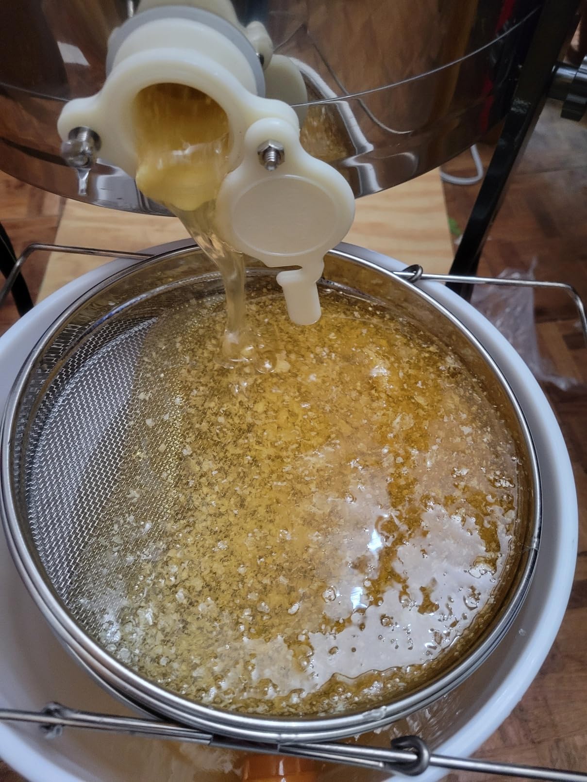 VIVO Honey Extractor 2 Frame Rack, Food Grade Stainless Steel Honey Processing Equipment, Manual Crank Honeycomb Drum Spinner with Transparent Lid, BEE-V002 customer photo 2