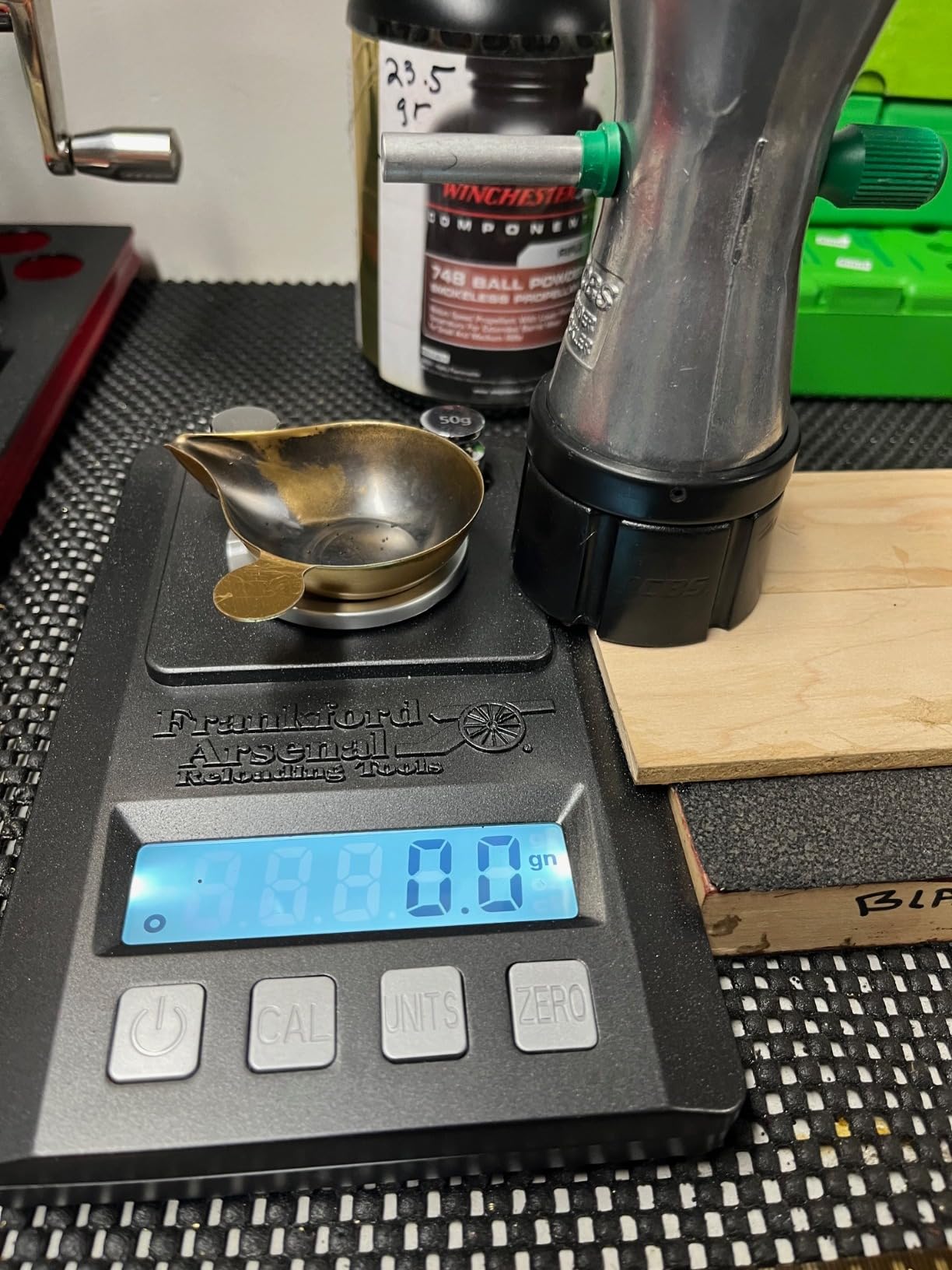 Frankford Arsenal Platinum Series Precision Scale with LCD Display, Auto Shut-Off, Case for Accurate Measurements, Reloading customer photo 2