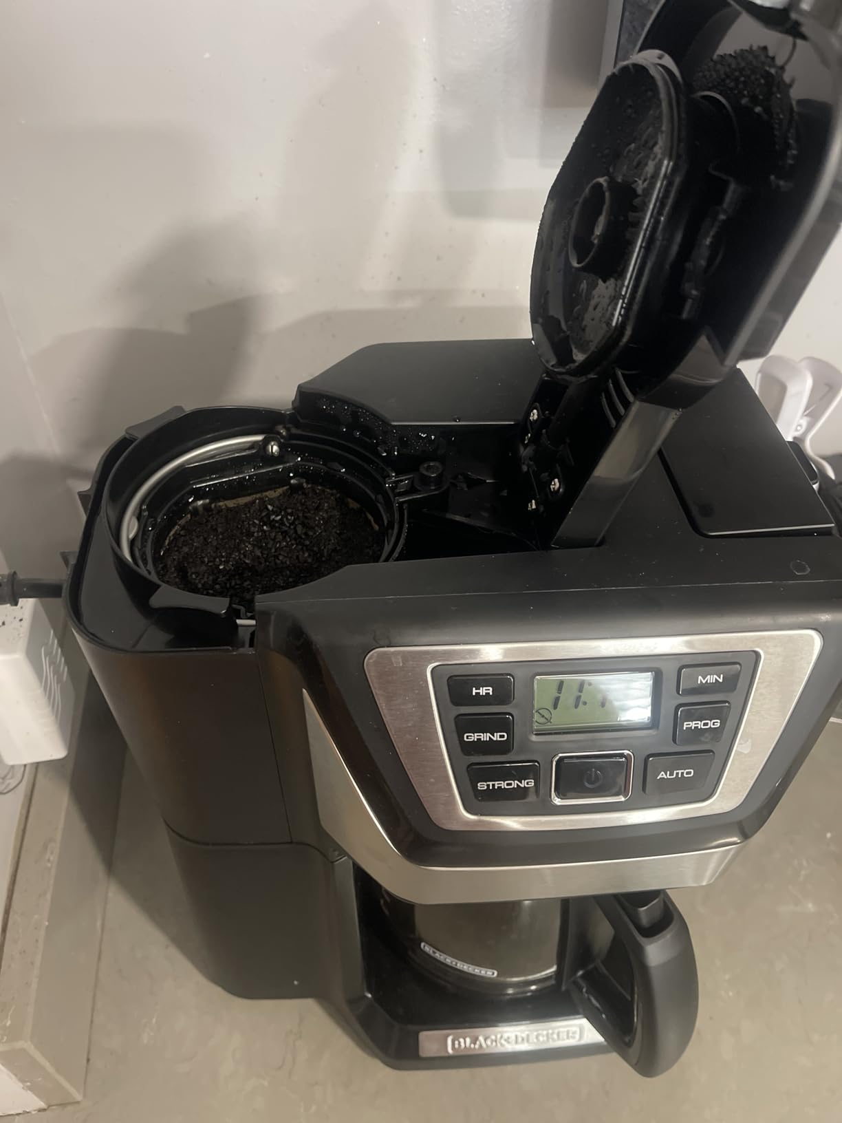 BLACK+DECKER 12-Cup Mill and Brew Coffeemaker, Black, CM5000B customer photo 2