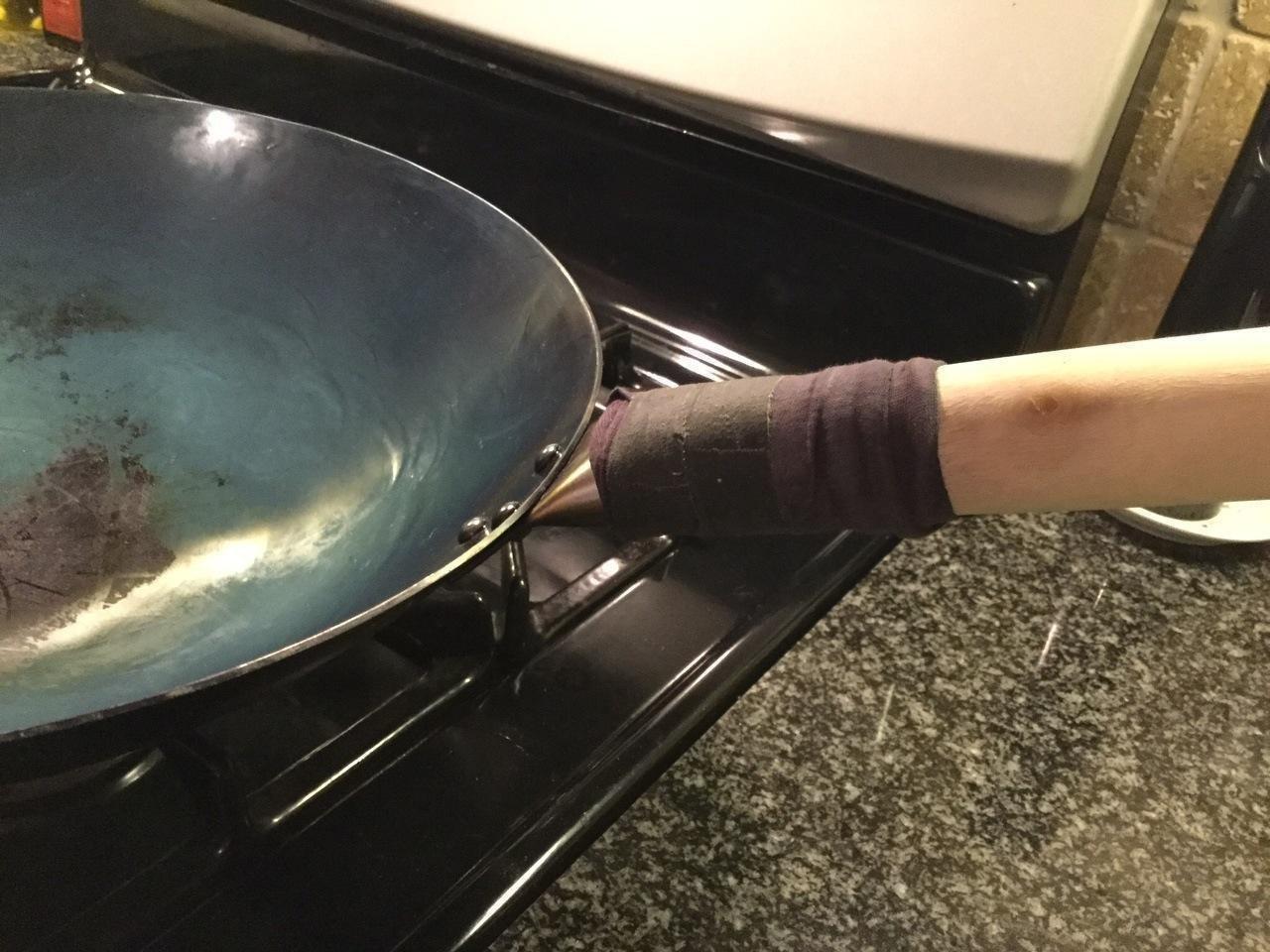 Craft Wok Traditional Hand Hammered Chinese Carbon Steel Wok with Wooden and Steel Helper Handle (14 Inch, Round Bottom Pow Wok Pan) / 731W88 customer photo 2