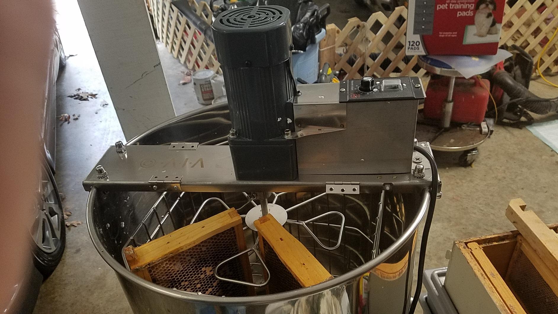 VIVO Electric Honey Extractor 8 Frame Rack (4 Deep Frames), Food Grade Stainless Steel Honey Processing Equipment, Powered Honeycomb Drum Spinner with Transparent Lid, BEE-V004E customer photo 2