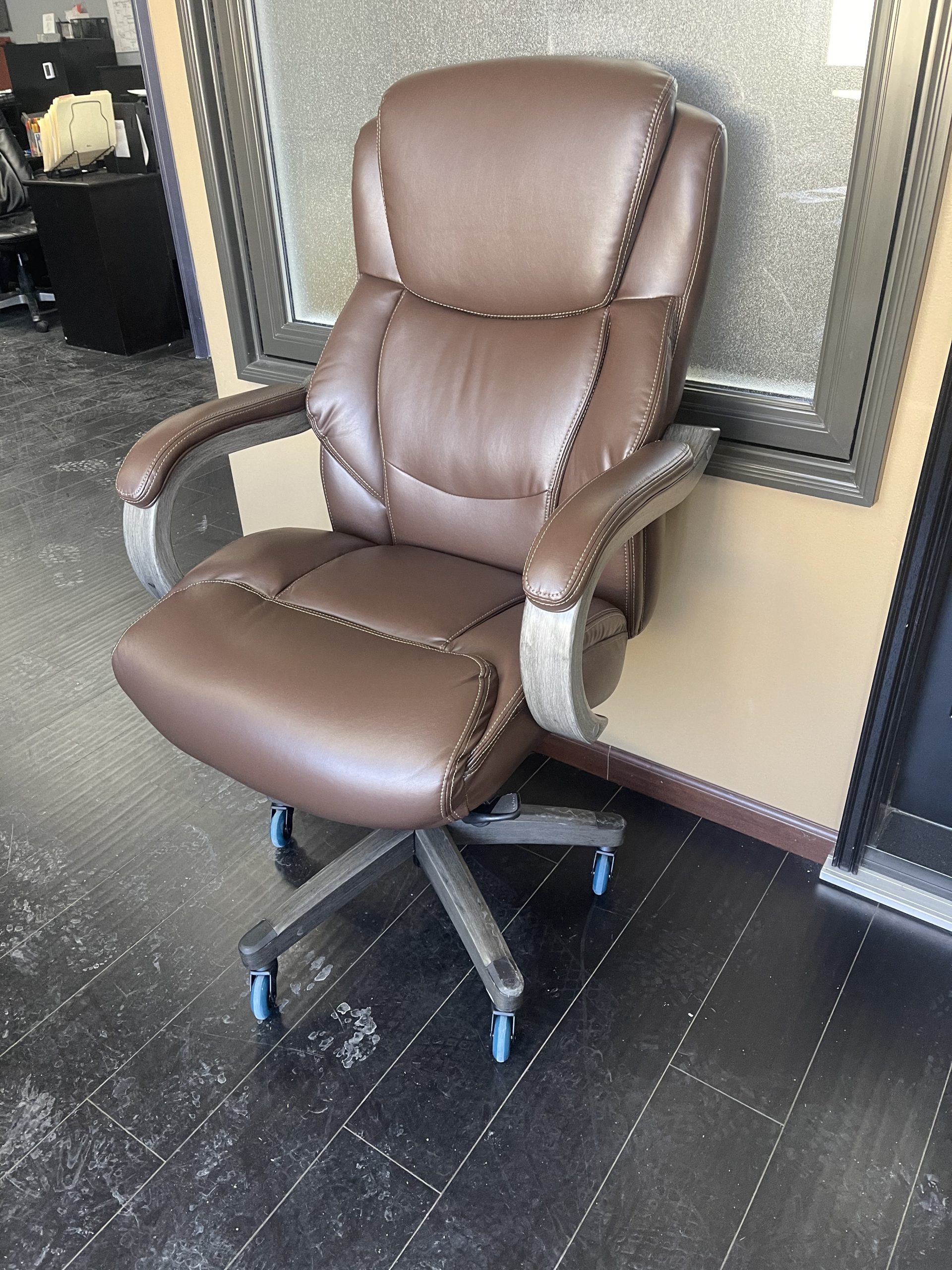 La-Z-Boy Delano Big and Tall Executive Office Chair - Ergonomic Lumbar Support Memory Foam - Bonded Leather Desk Chair for Home Office - Mahogany Wood Arms - Chestnut Brown customer photo 1