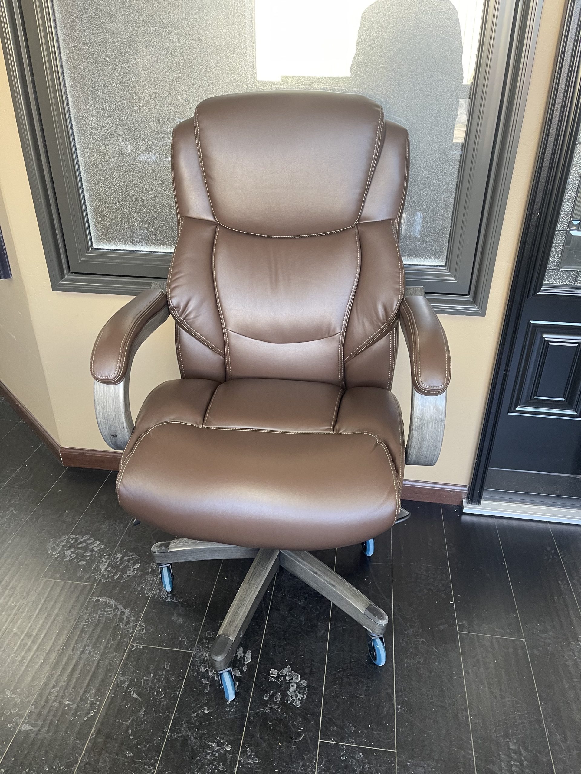 La-Z-Boy Delano Big and Tall Executive Office Chair - Ergonomic Lumbar Support Memory Foam - Bonded Leather Desk Chair for Home Office - Mahogany Wood Arms - Chestnut Brown customer photo 2