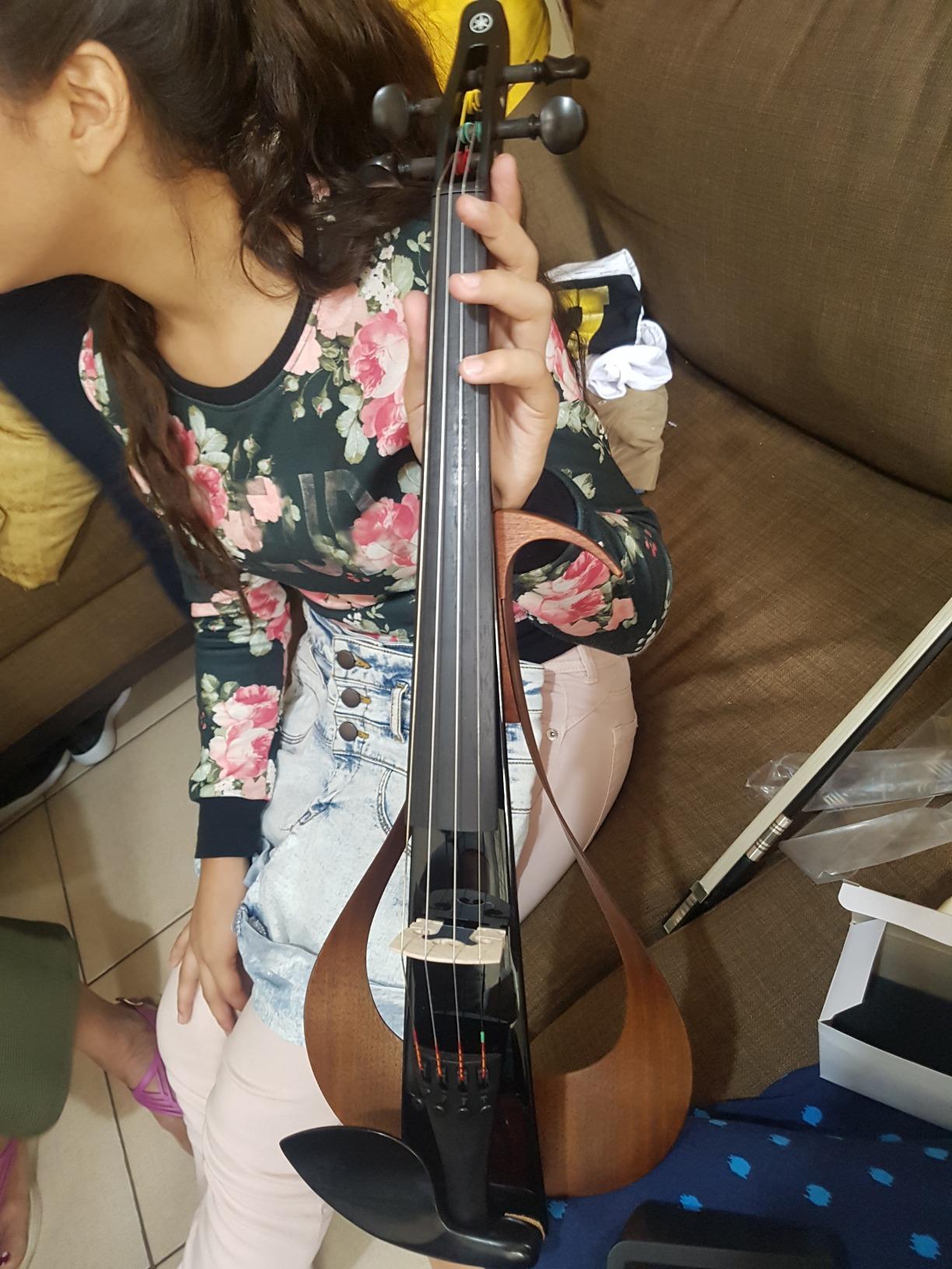 Yamaha YEV104BL Electric Violin, Black, 4 String customer photo 2