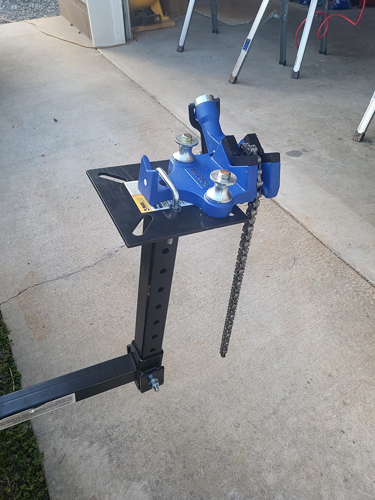 Yost Vises BC-6 Bench Chain Vise | 1/4 Inch to 6 Inch Pipe Clamp Capacity | Work Bench Vise | Heavy Duty Cast Iron Body and Durable Leg Chain | Blue customer photo 1