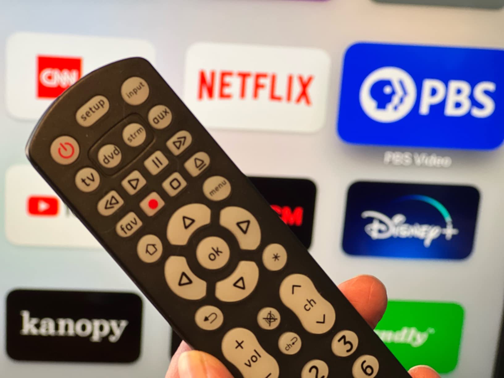 GE Backlit Universal Remote Control for Samsung, Vizio, LG, Sony, Sharp, Roku, Apple TV, RCA, Panasonic, Smart TV, Streaming Players, Blu-Ray, DVD, 4-Device, Black, 40081 customer photo 1