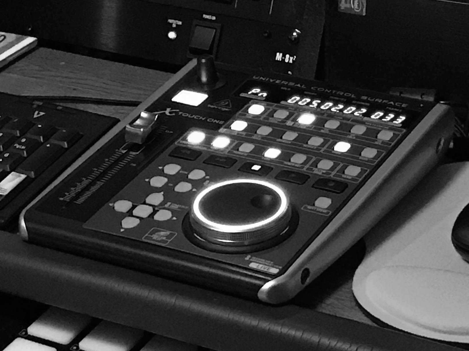 Behringer X-TOUCH ONE Universal Control Surface with Touch-Sensitive Motor Fader and LCD Scribble Strip customer photo 1