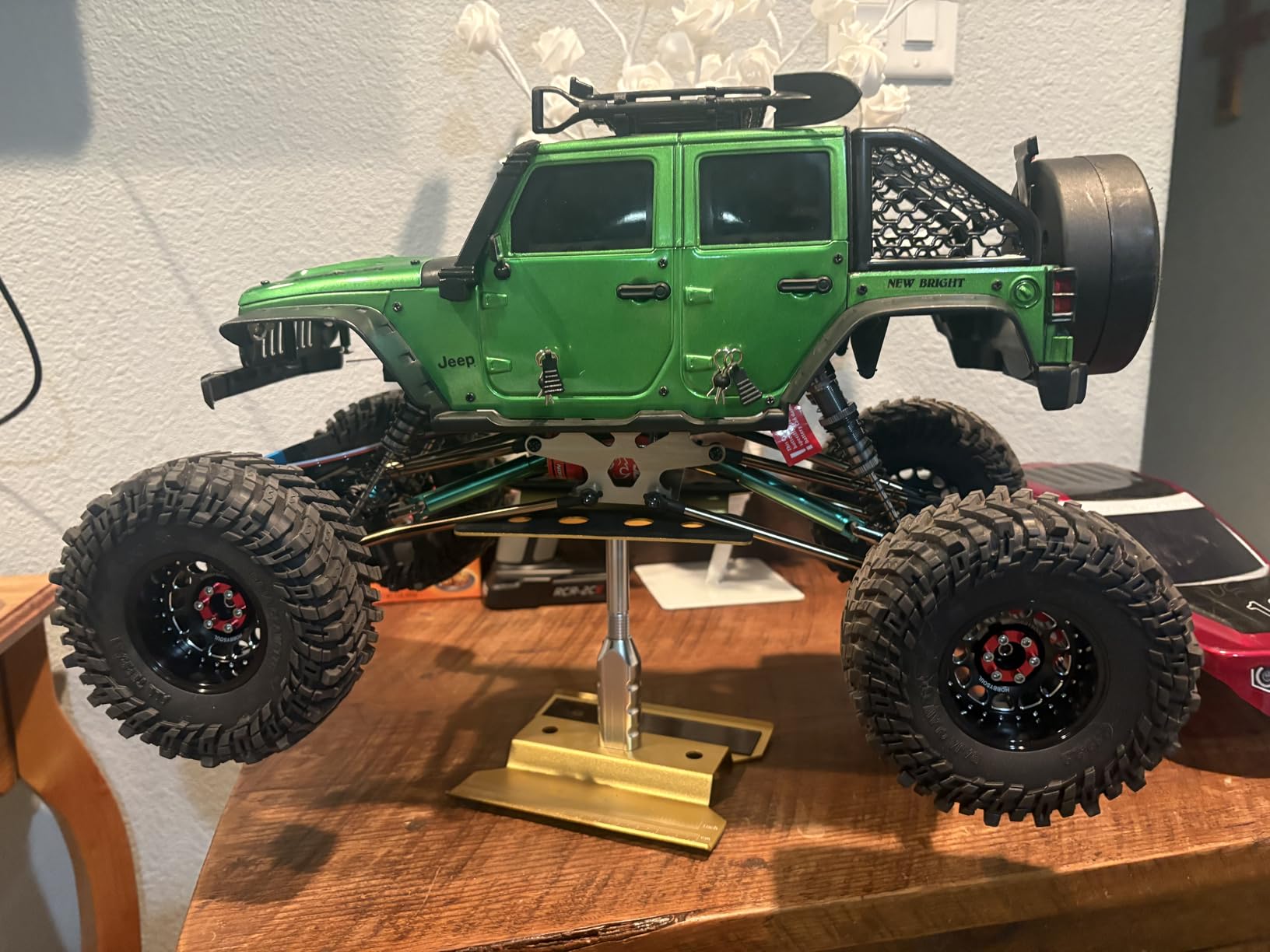 Redcat Racing Everest 10 1/10 Scale Electric RC Rock Crawler, 4WD Shaft Driven RC Truck with Waterproof Electronics, Aluminum Chassis, Beadlock Tires, 2.4GHz RTR with Battery & Charger- Red and Black customer photo 2