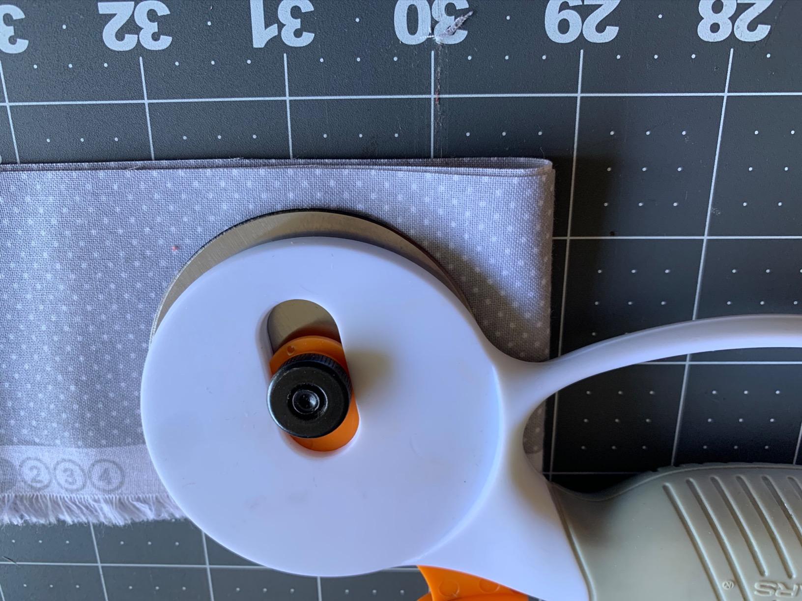 Fiskars Crafts 190160-1001 Heavy-Duty Comfort Loop Rotary Cutter (65 mm) customer photo 1