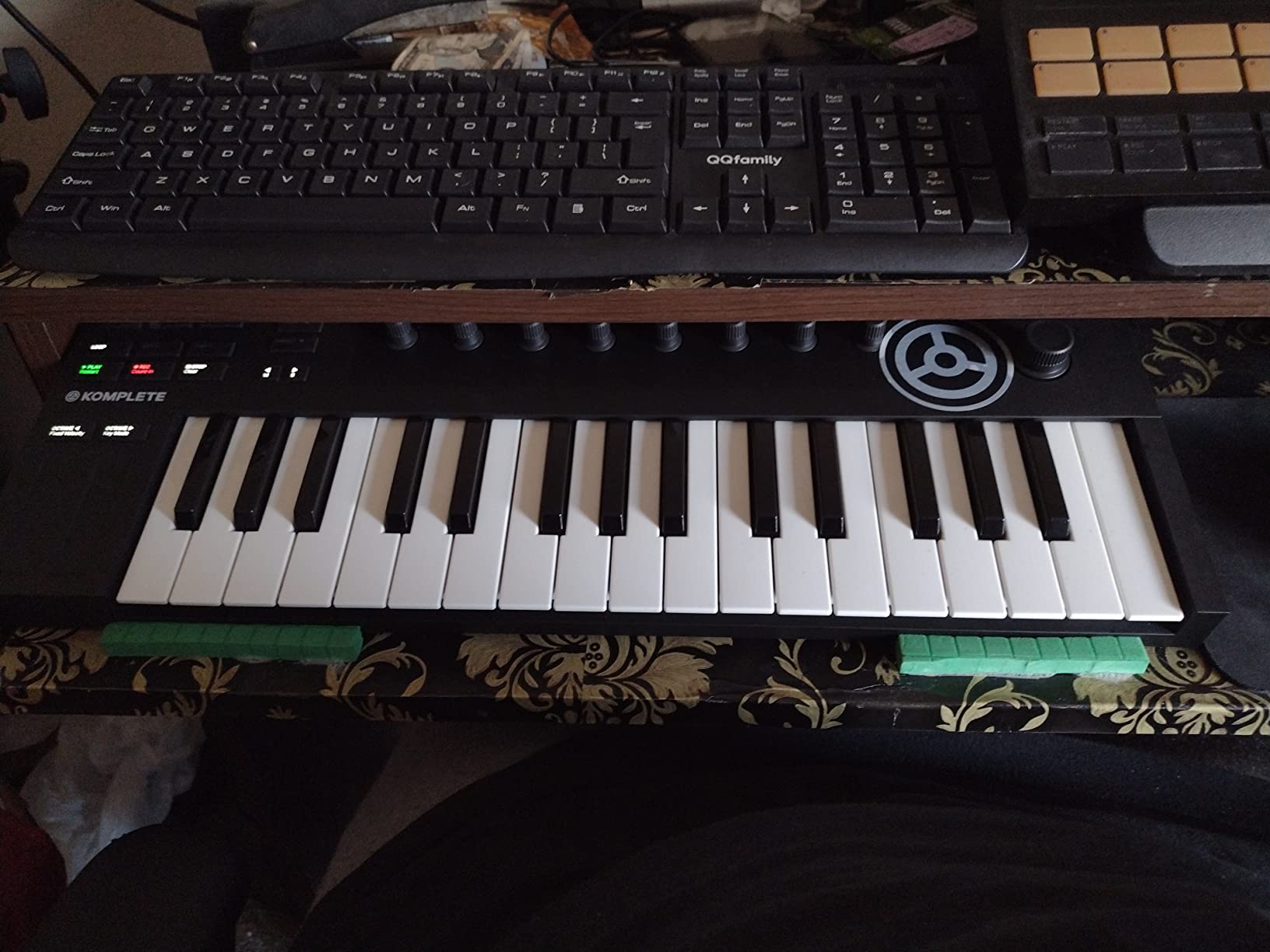 Native Instruments Komplete Kontrol M32 Controller Keyboard - 32 Micro Keys with Smart Play Features and NKS Integration customer photo 2