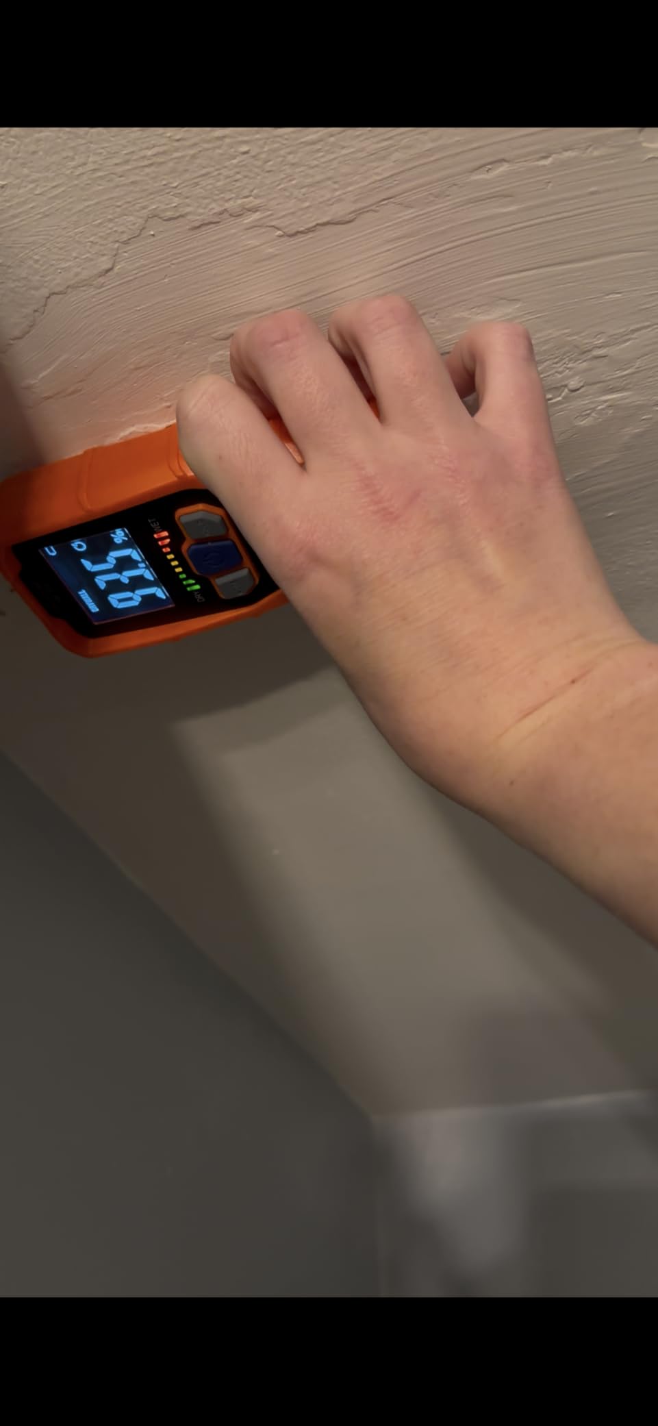 Klein Tools ET140 Pinless Moisture Meter for Non-Destructive Moisture Detection in Drywall, Wood, and Masonry; Detects up to 3/4-Inch Below Surface customer photo 3