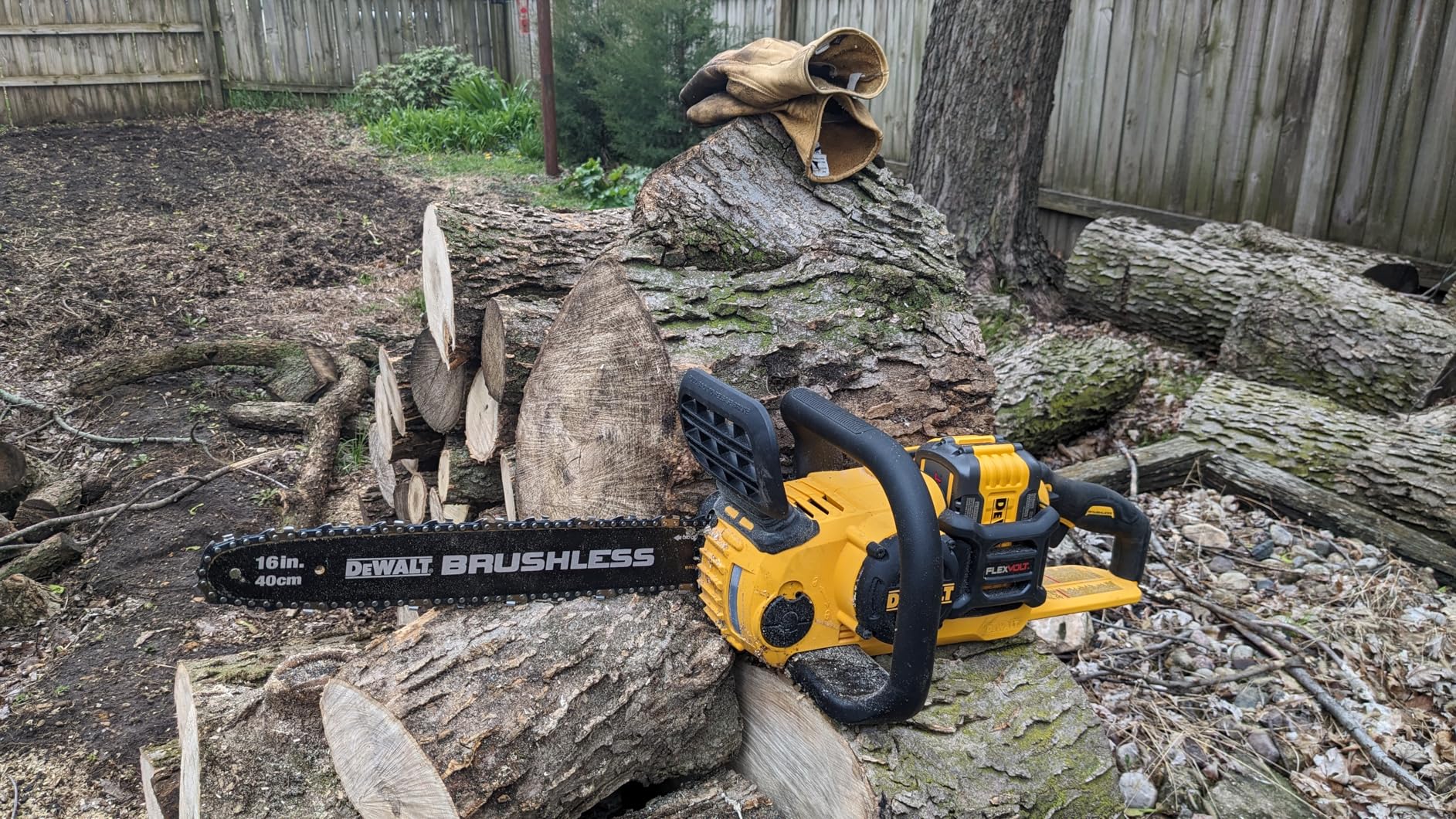 DEWALT FLEXVOLT 60V MAX* Brushless Chainsaw Kit (2.0 Ah) (DCCS670T1) customer photo 2