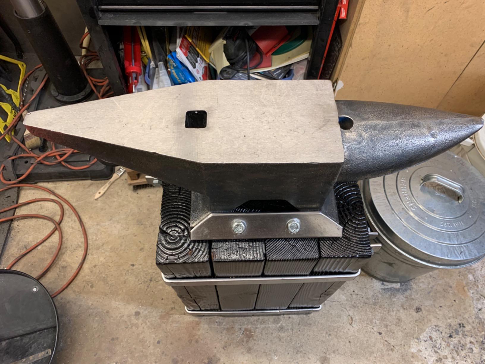 Vevor Single Horn Anvil 110Lbs Cast Steel Anvil Blacksmith for Sale Forge Steel Tools W/Round And Square Hole and Equipment Anvil Rugged Blacksmith Jewelers Durable and Robust Metal Working Tool customer photo 2