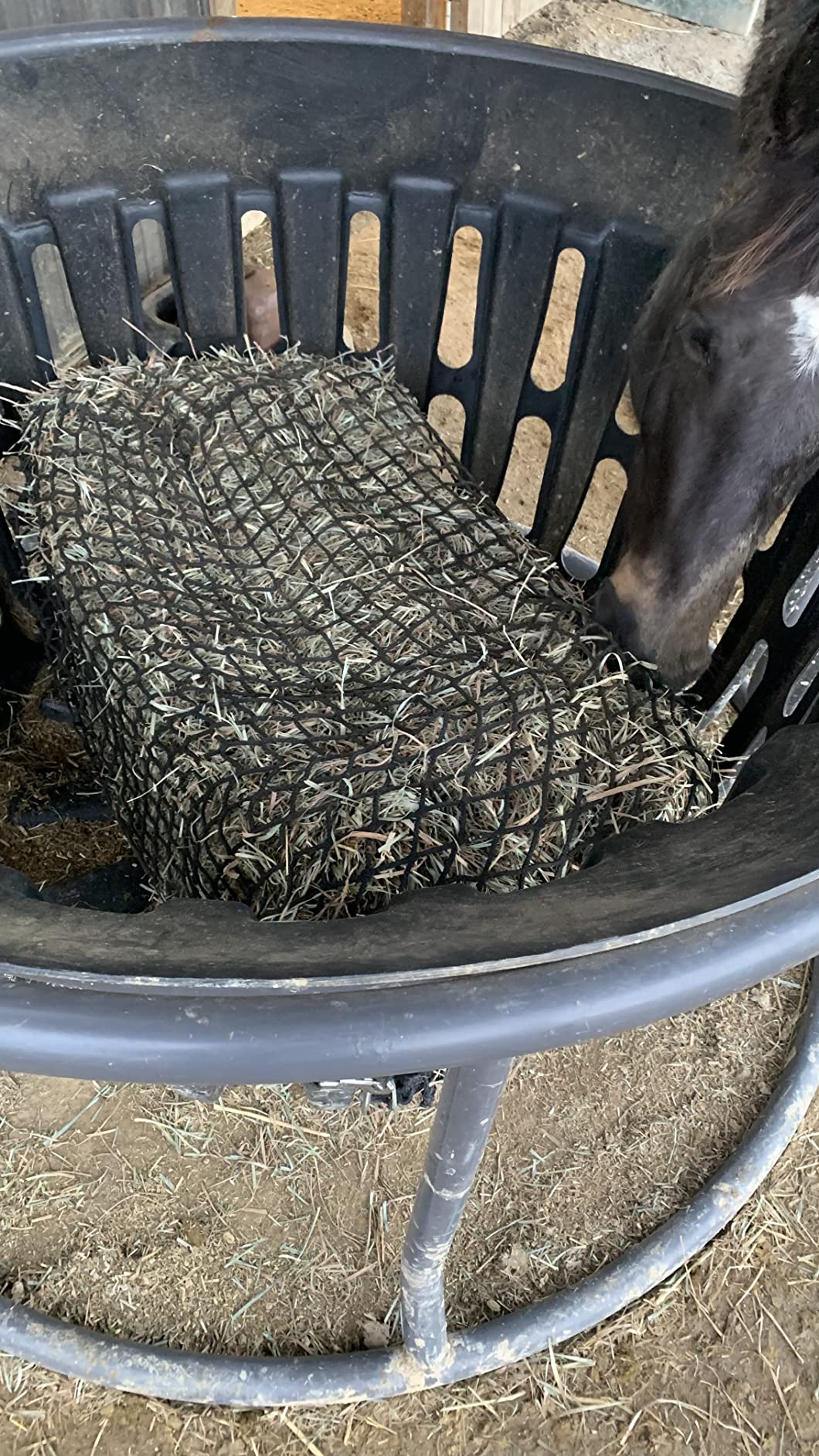 Aoneky Knotless Hay Net for Horses, Large Slow Feed Hay Bag 47 Inches, Fits 36x18x18 Square Bales, 1.5 Inch Opening customer photo 2