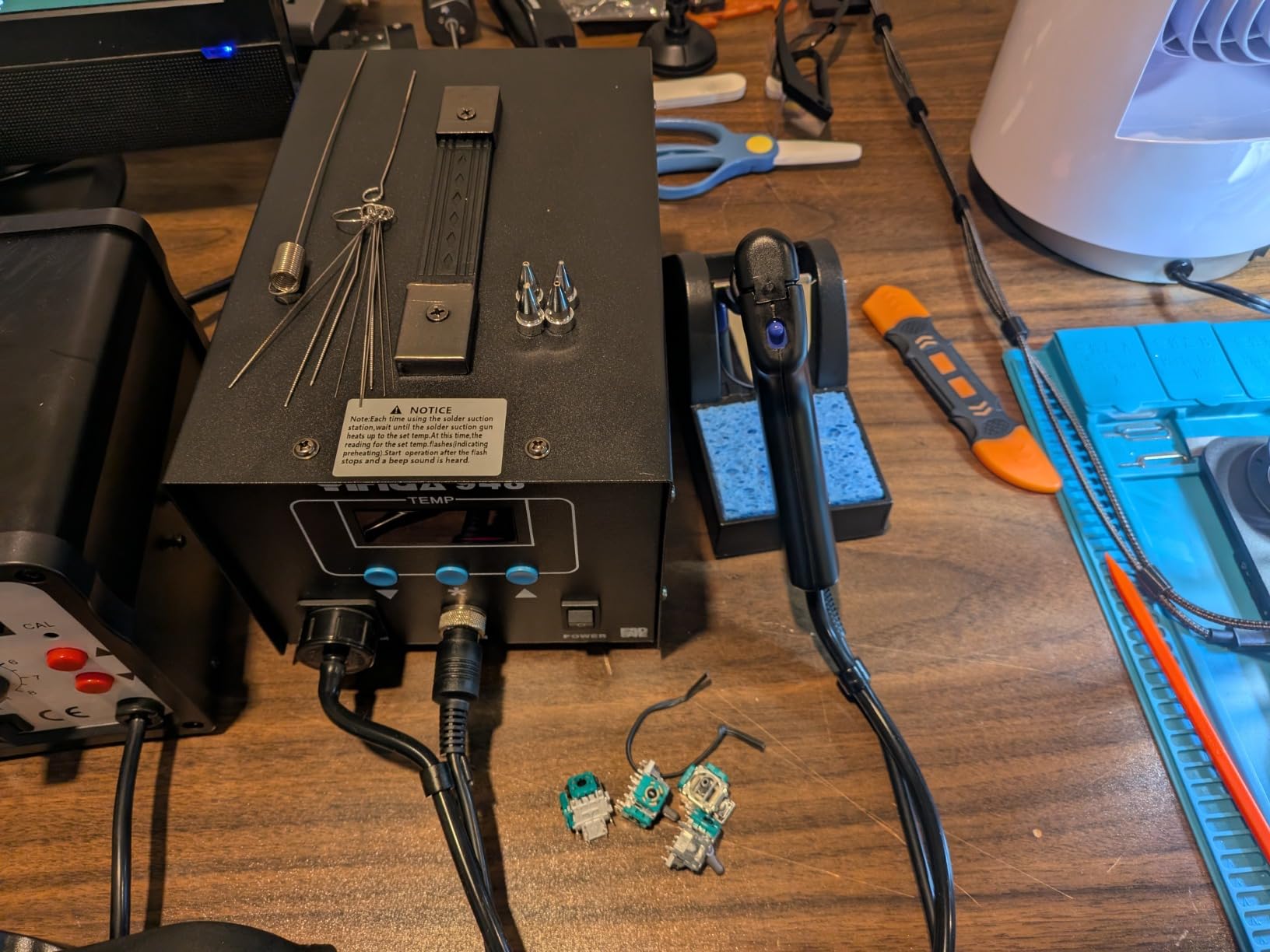 YIHUA 948 Standard Desoldering Station, 80W, with Auto Shutoff, Variable Precise Temperature (716°F ~ 896°F), ºC/°F display, Sleep Function and More customer photo 1