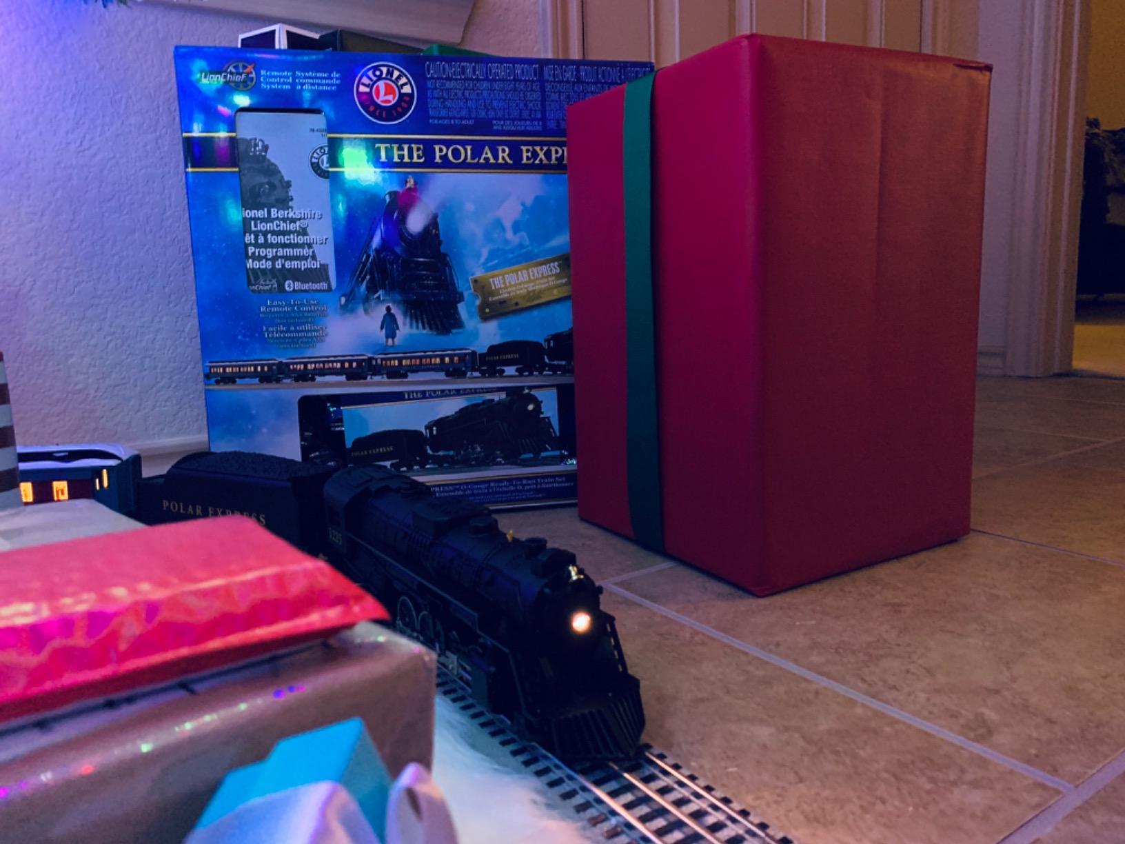 Lionel The Polar Express Electric O Gauge Bluetooth 5.0 Train Set with Remote, Voice Control, Lights, Sounds & Smoke, Christmas Model Train, Ages 14+ customer photo 2