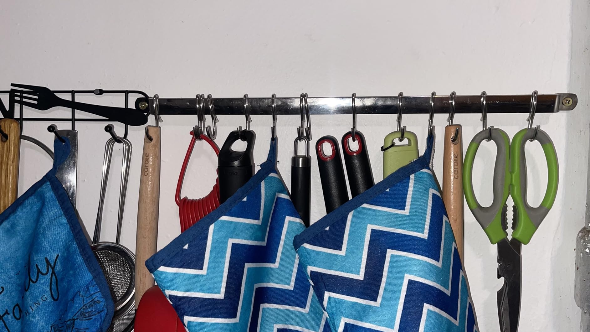 Kyraton Kitchen Utensil Rail Organizer - Wall Mounted Gourmet Rack With 14 Hooks for Hanging Knives, Mugs, Spatulas, Pots and Utensils customer photo 2