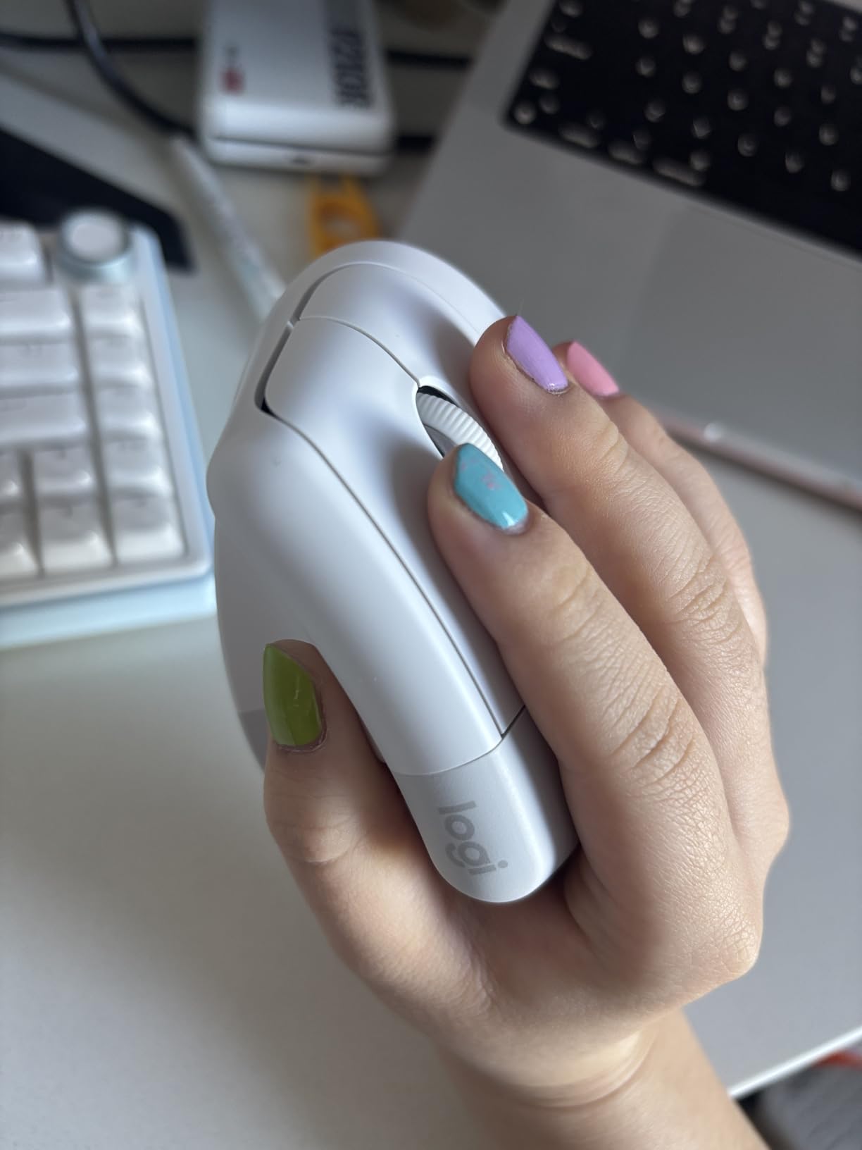 Logitech Lift for Mac Wireless Vertical Ergonomic Mouse, Bluetooth, Quiet Clicks, Silent Smartwheel, 4 Customizable Buttons, for macOS/iPadOS/MacBook Pro/MacBook Air/iMac/iPad - Off White customer photo 1
