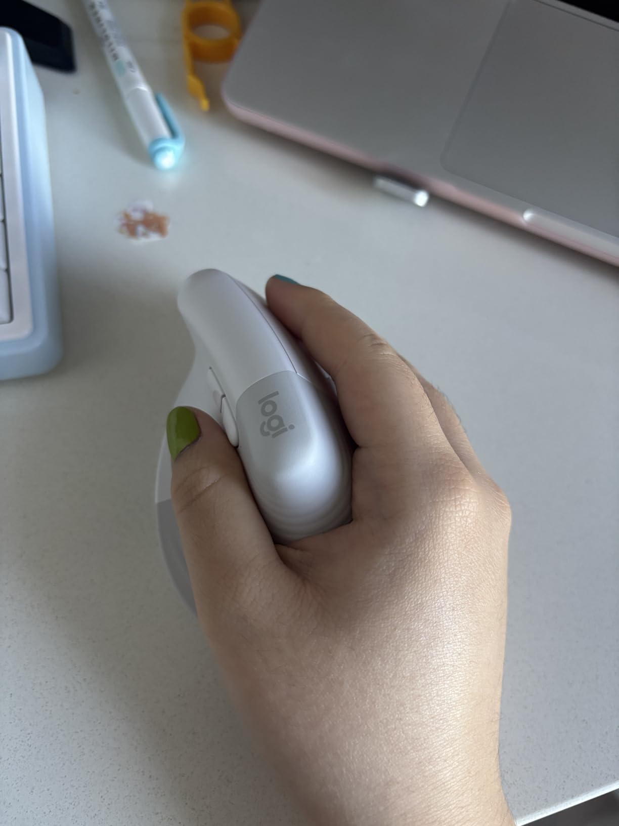 Logitech Lift for Mac Wireless Vertical Ergonomic Mouse, Bluetooth, Quiet Clicks, Silent Smartwheel, 4 Customizable Buttons, for macOS/iPadOS/MacBook Pro/MacBook Air/iMac/iPad - Off White customer photo 2