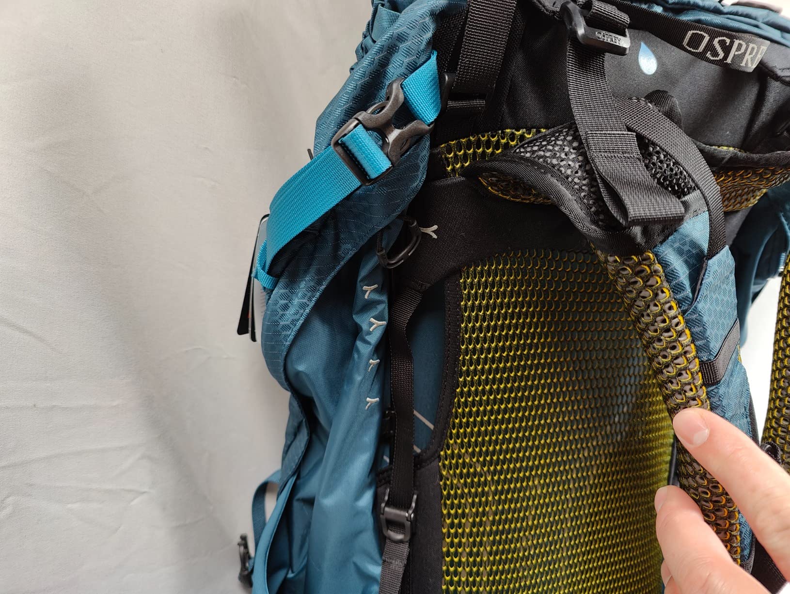 Osprey Atmos AG 50L Men's Backpacking Backpack, Black, L/XL customer photo 2