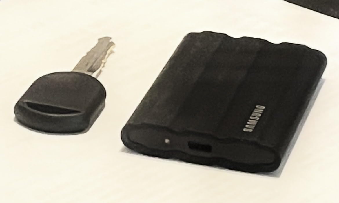 SAMSUNG T7 Shield 1TB, Portable SSD, up to 1050MB/s, USB 3.2 Gen2, Rugged, IP65 Rated, for Photographers, Content Creators and Gaming, External Solid State Drive (MU-PE1T0R/AM, 2022), Blue customer photo 2