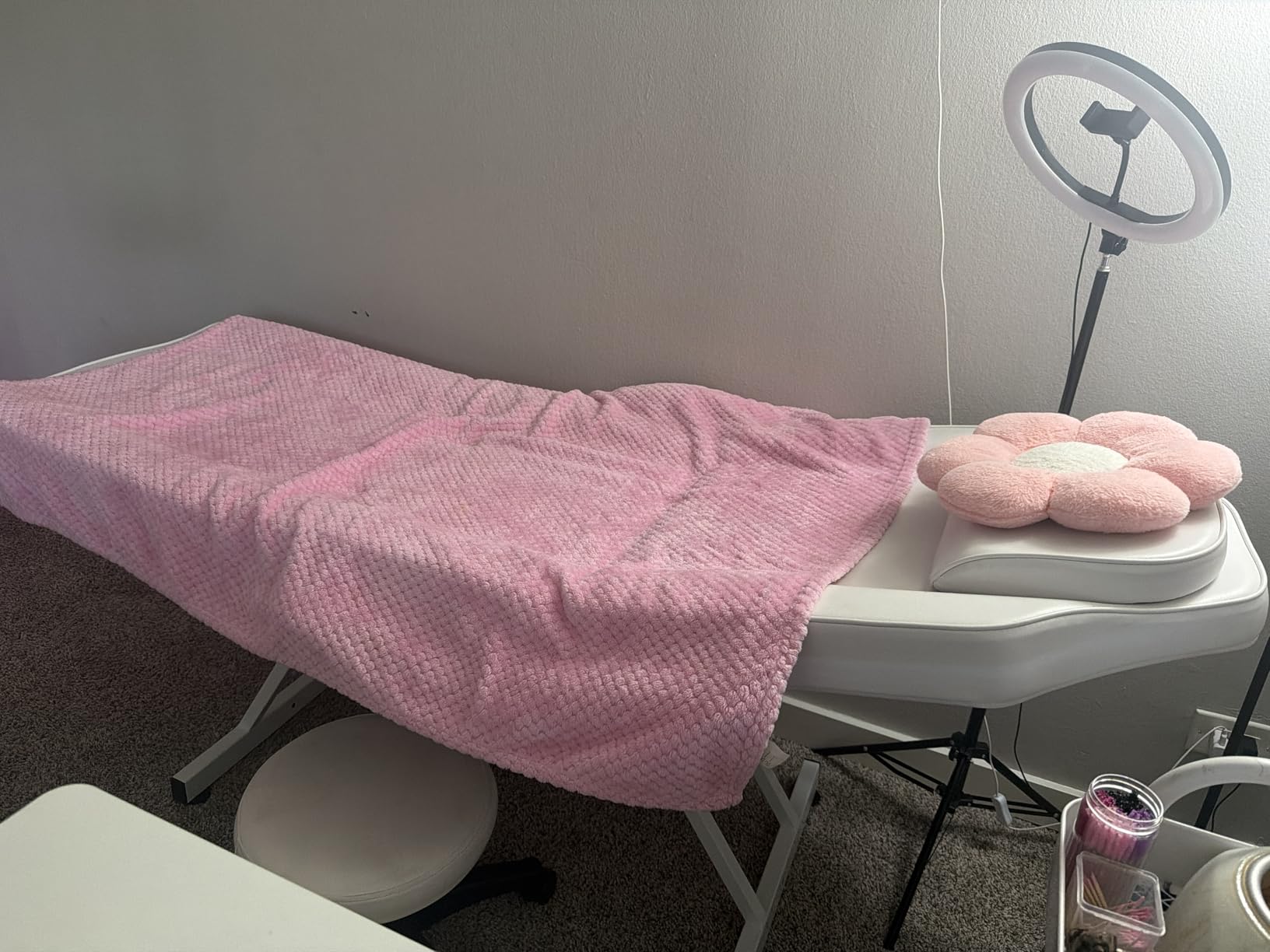 OmySalon Massage Salon Tattoo Chair Esthetician Bed with Hydraulic Stool, Multi-Purpose 3-Section Facial Bed Table, Adjustable Beauty Barber Spa Beauty Equipment, White customer photo 1