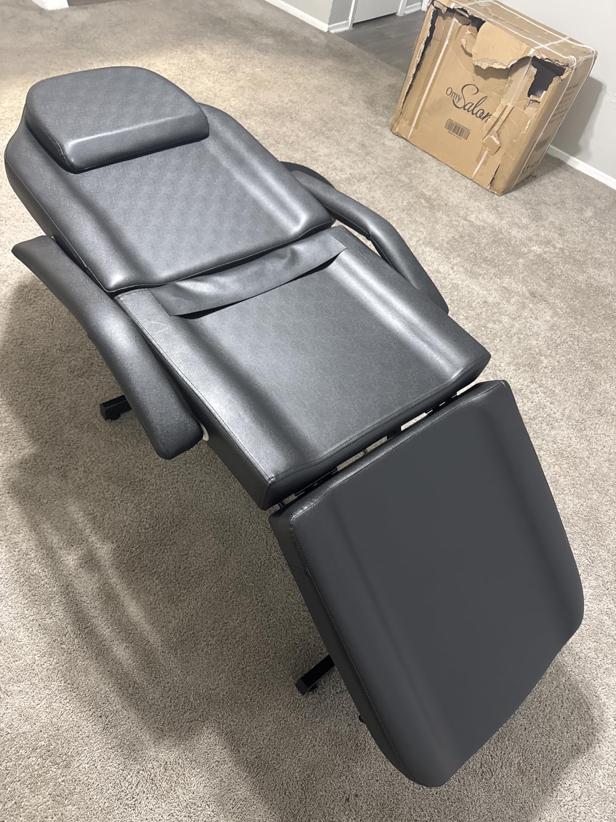 OmySalon Massage Salon Tattoo Chair Esthetician Bed with Hydraulic Stool, Multi-Purpose 3-Section Facial Bed Table, Adjustable Beauty Barber Spa Beauty Equipment, White customer photo 2