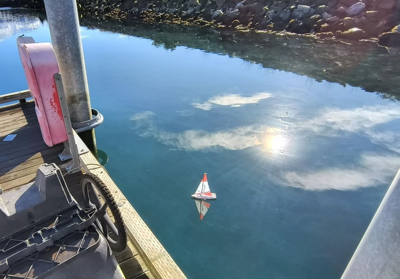 Voyager 280 2.4GHz RC Motor Powered Sailboat - 17.5