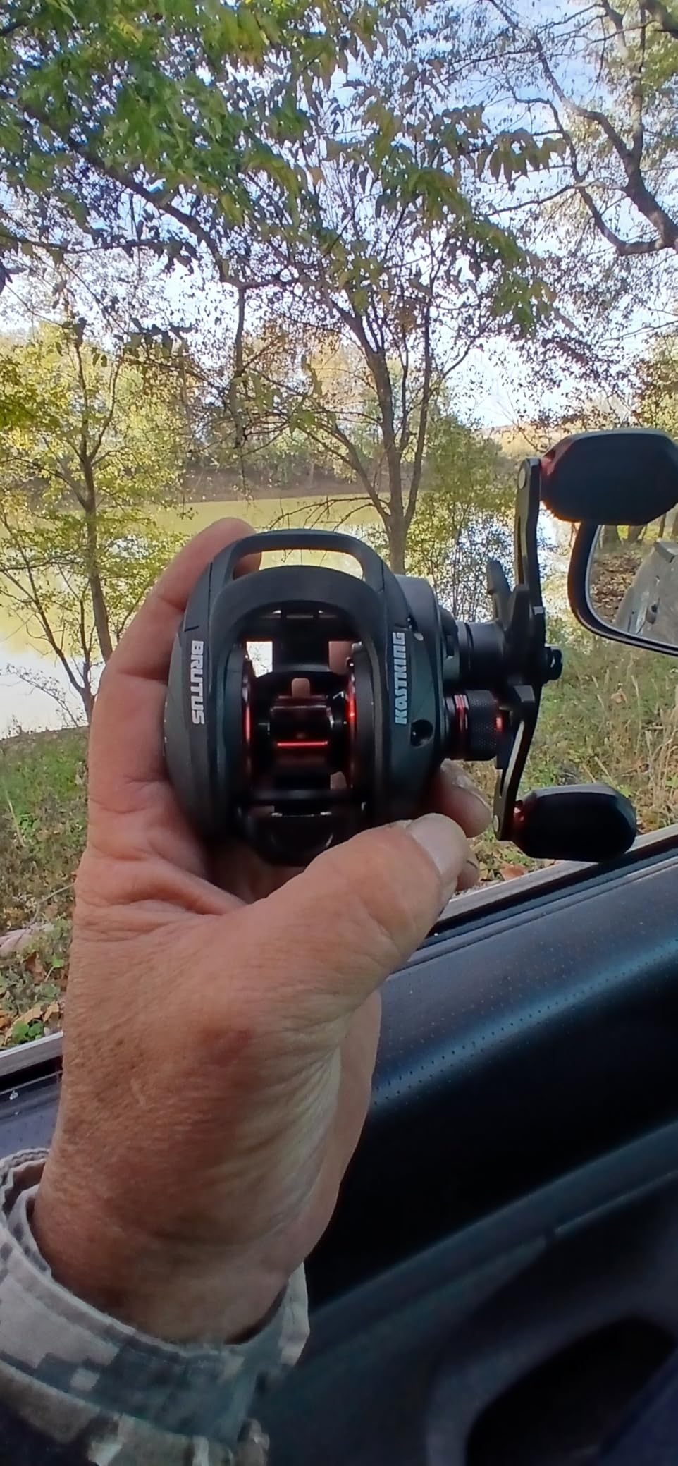 KastKing Brutus Baitcasting Fishing Reel, Graphite Frame, 7.2:1 Gear Ratio, 5+1 Shielded Stainless-Steel Ball Bearings,10 Button Magnetic Braking System, 17.6LB Carbon Fiber Drag, Aluminum Handle customer photo 1
