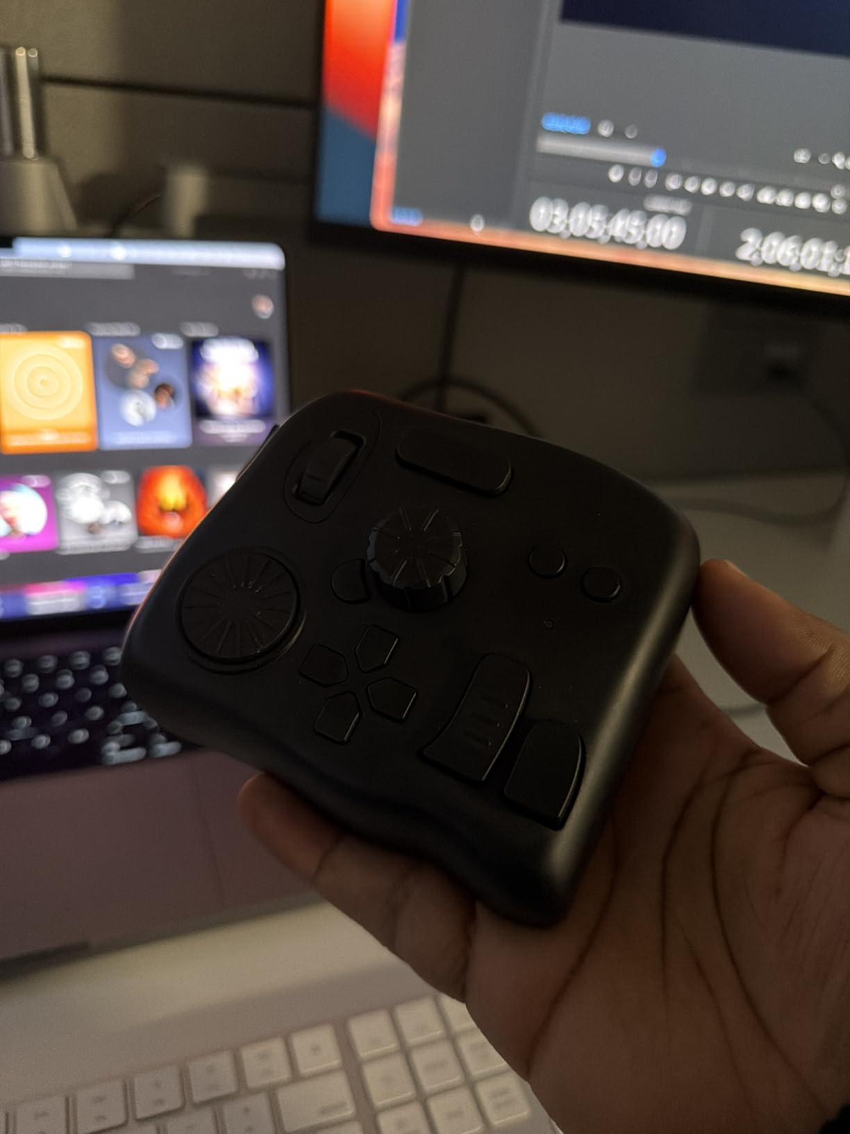 TOUR BOX Elite - Bluetooth Video Editing Controller Color Grading Speed Editor, Intuitive Control, Professional Digital Creator Console for Davinci, Premiere, Final Cut Pro and More, Mac/PC (Black) customer photo 1