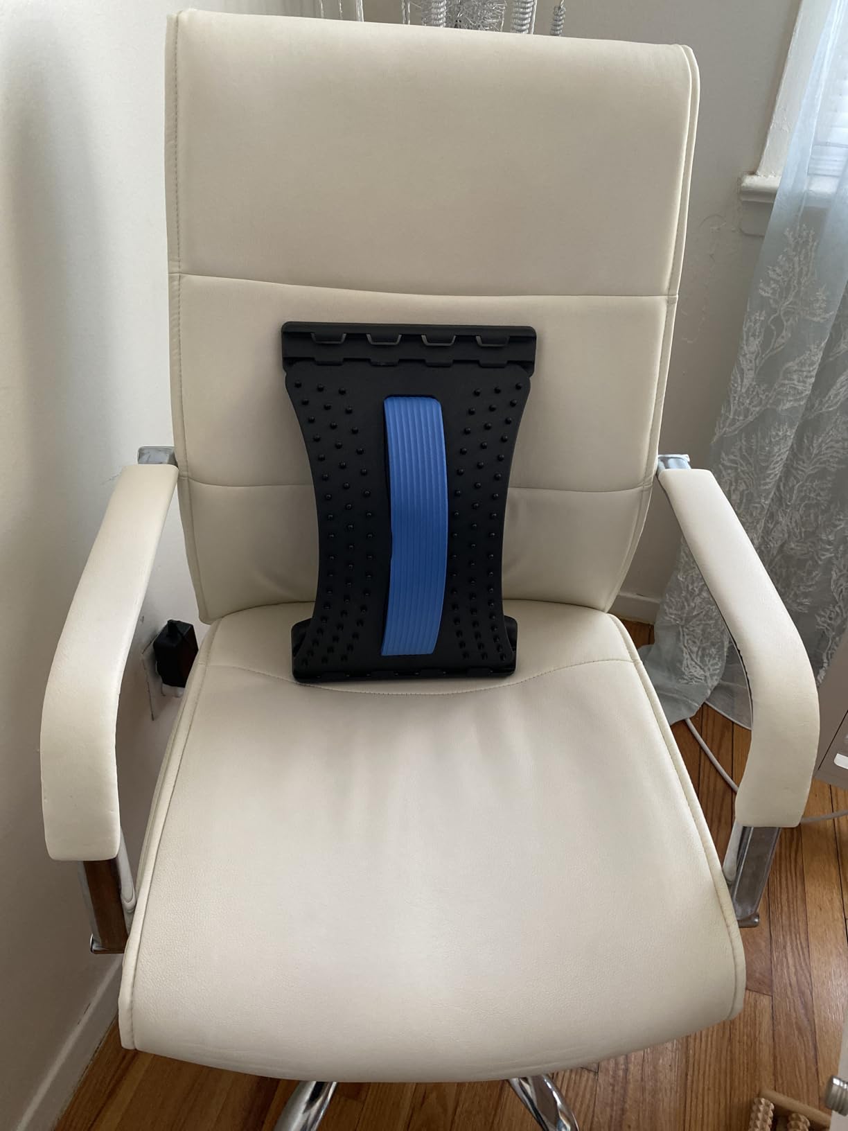 MINOLL Back Stretcher for Lower Back Pain Relief, Multiple Level Adjustable Arch Lumbar Back Cracker Board, Back Cracking Device, Back Massager for Scoliosis, Spine Decompression Support customer photo 2