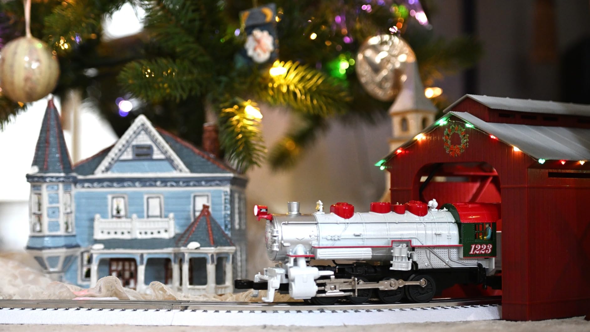 Lionel Winter Wonderland LionChief 5.0 Electric O Gauge Train Set with Bluetooth & Remote One Color customer photo 2