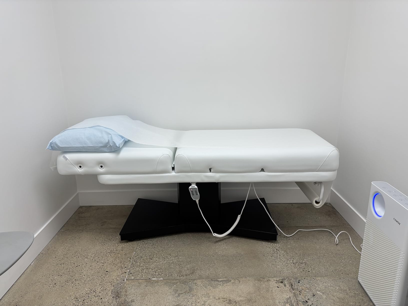 SKINACT Milo 3.0 Motor (with Independent Leg Adjustment) Electric Massage & Facial Bed/Table White top and Dark Brown Base customer photo 1