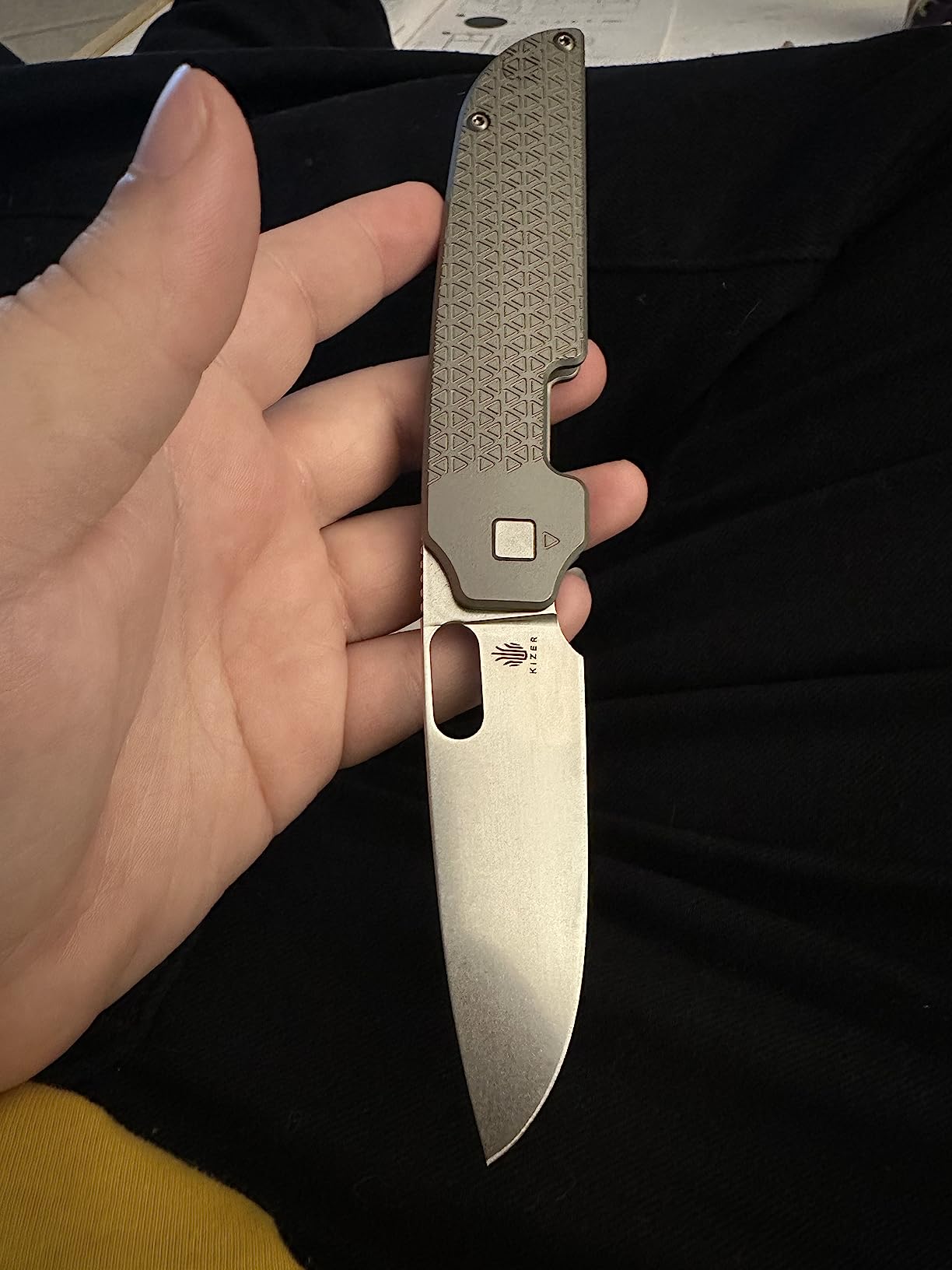 Kizer Varatas Pocket Knife, 3.27 Inches S35VN Blade Folding EDC Knife with Titanium Handle, Thumb Hole Opener Folding Hunting Knives Ki3637A1 customer photo 1