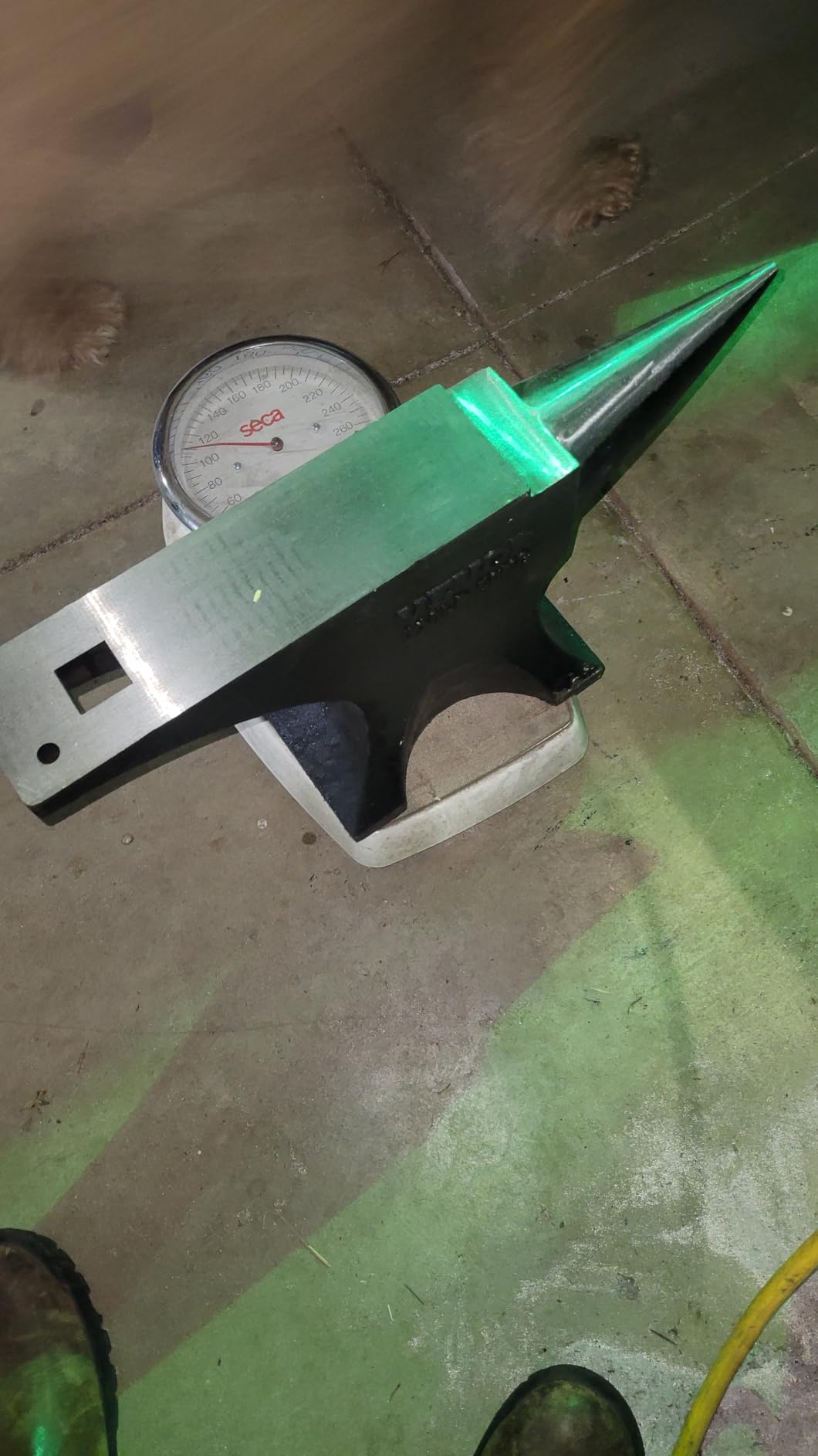 VEVOR Cast Steel Anvil, 132 Lbs/60kg Single Horn Anvil, High Hardness Rugged Round Horn Anvil Blacksmith, with Large Countertop and Stable Base, for Bending and Shaping customer photo 2