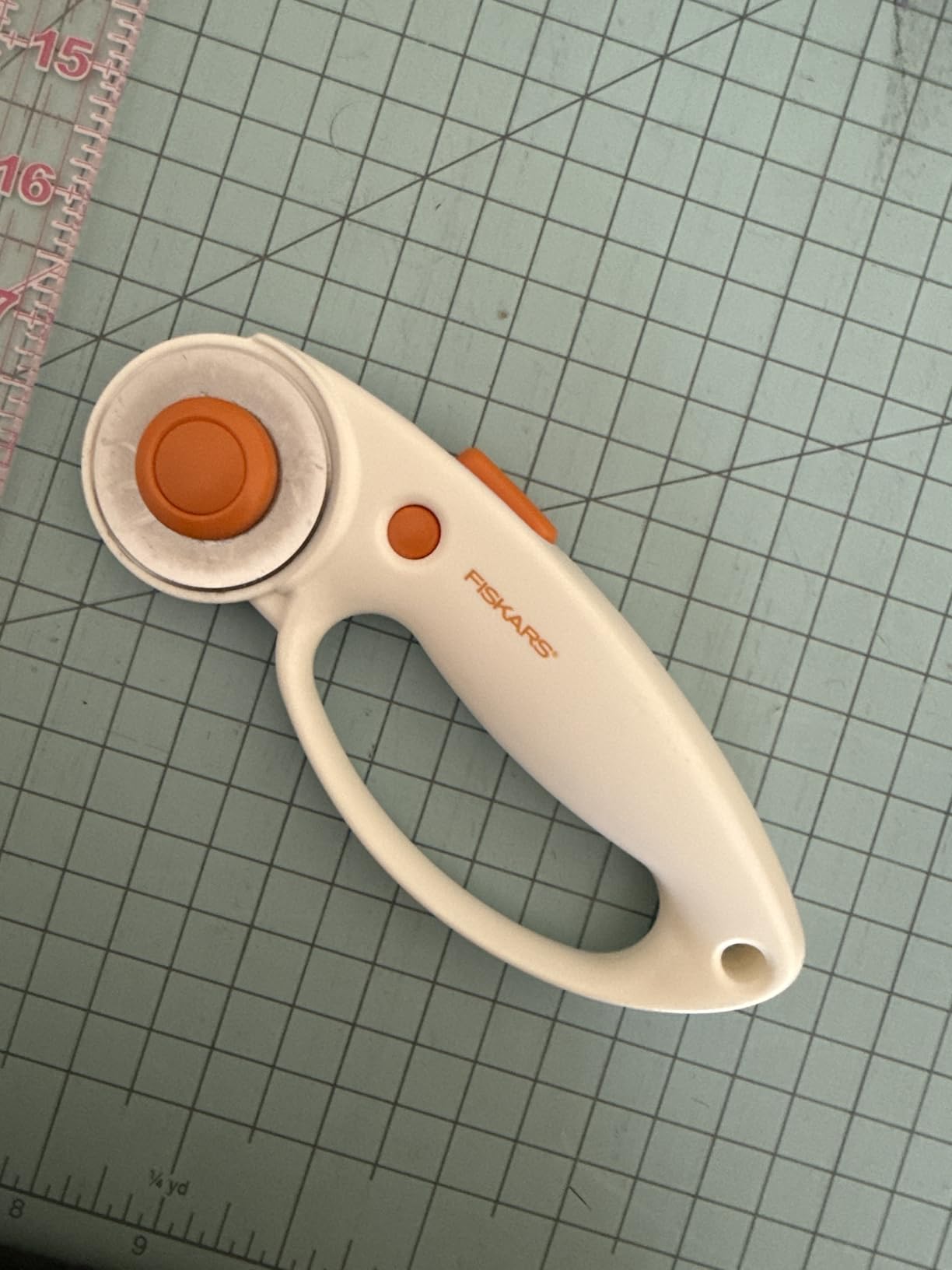 Fiskars 45mm Rotary Cutter for Fabric with Ergonomic Loop Grip, Premium Steel Rotary Fabric Cutter Blade for Precise Cuts customer photo 1