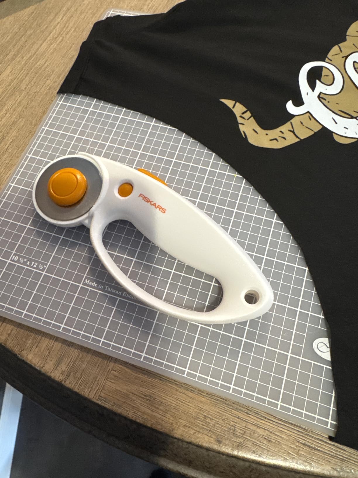 Fiskars 45mm Rotary Cutter for Fabric with Ergonomic Loop Grip, Premium Steel Rotary Fabric Cutter Blade for Precise Cuts customer photo 2